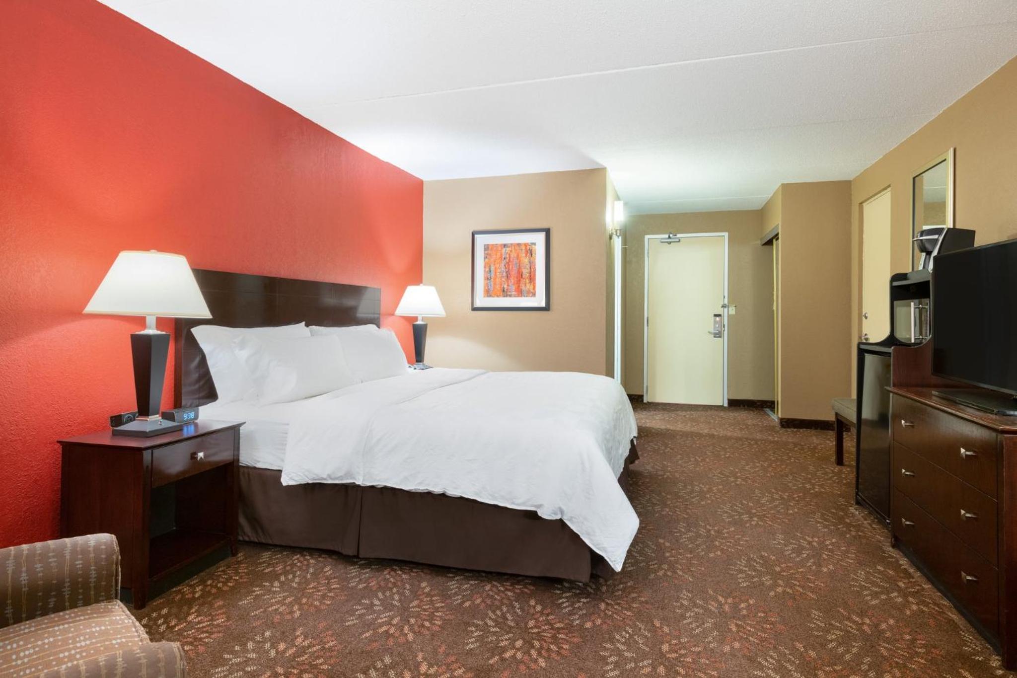 Standard King Room with Balcony - Photo 1