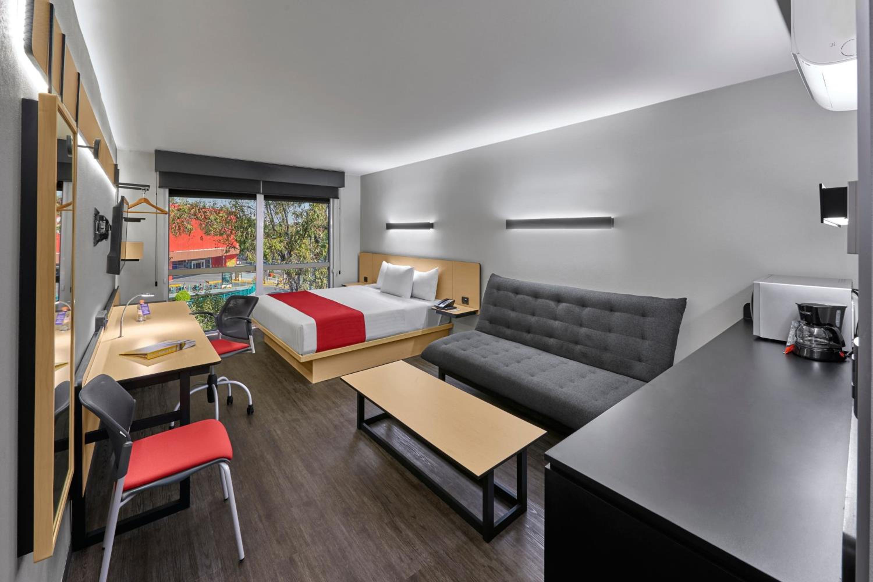 Superior King Room with Sofa Bed - Photo 4