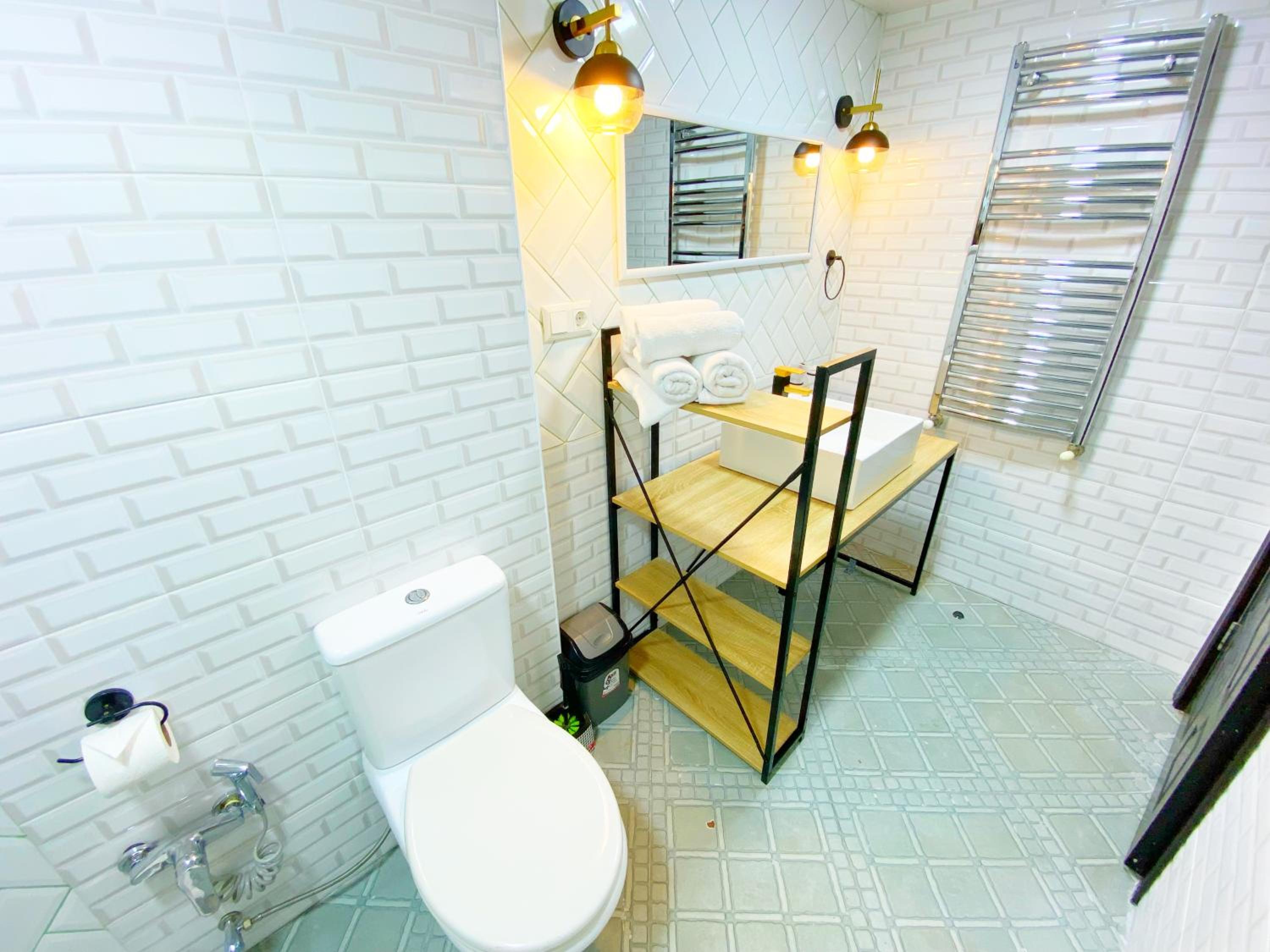 Deluxe King Suite - Photo 18