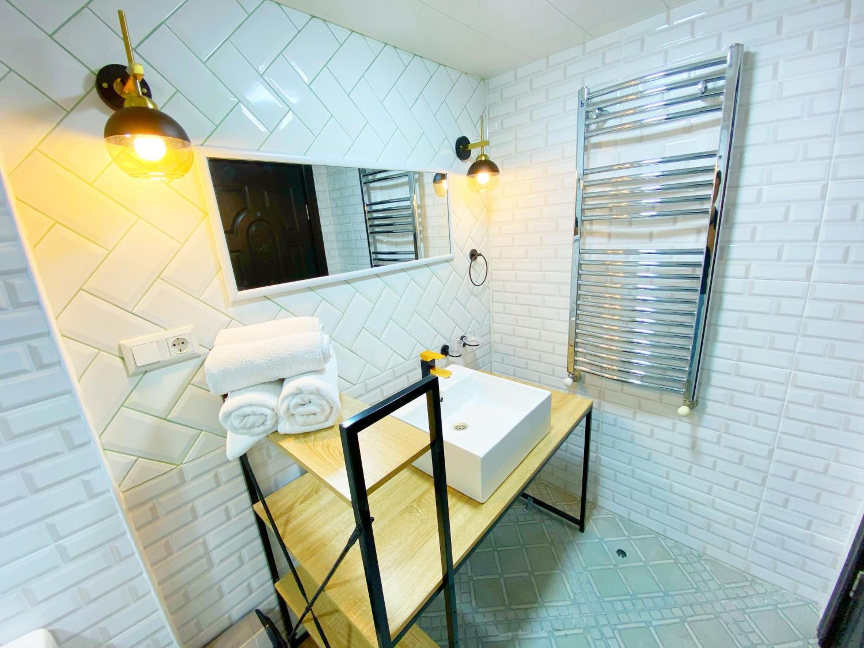 Deluxe King Suite - Photo 17