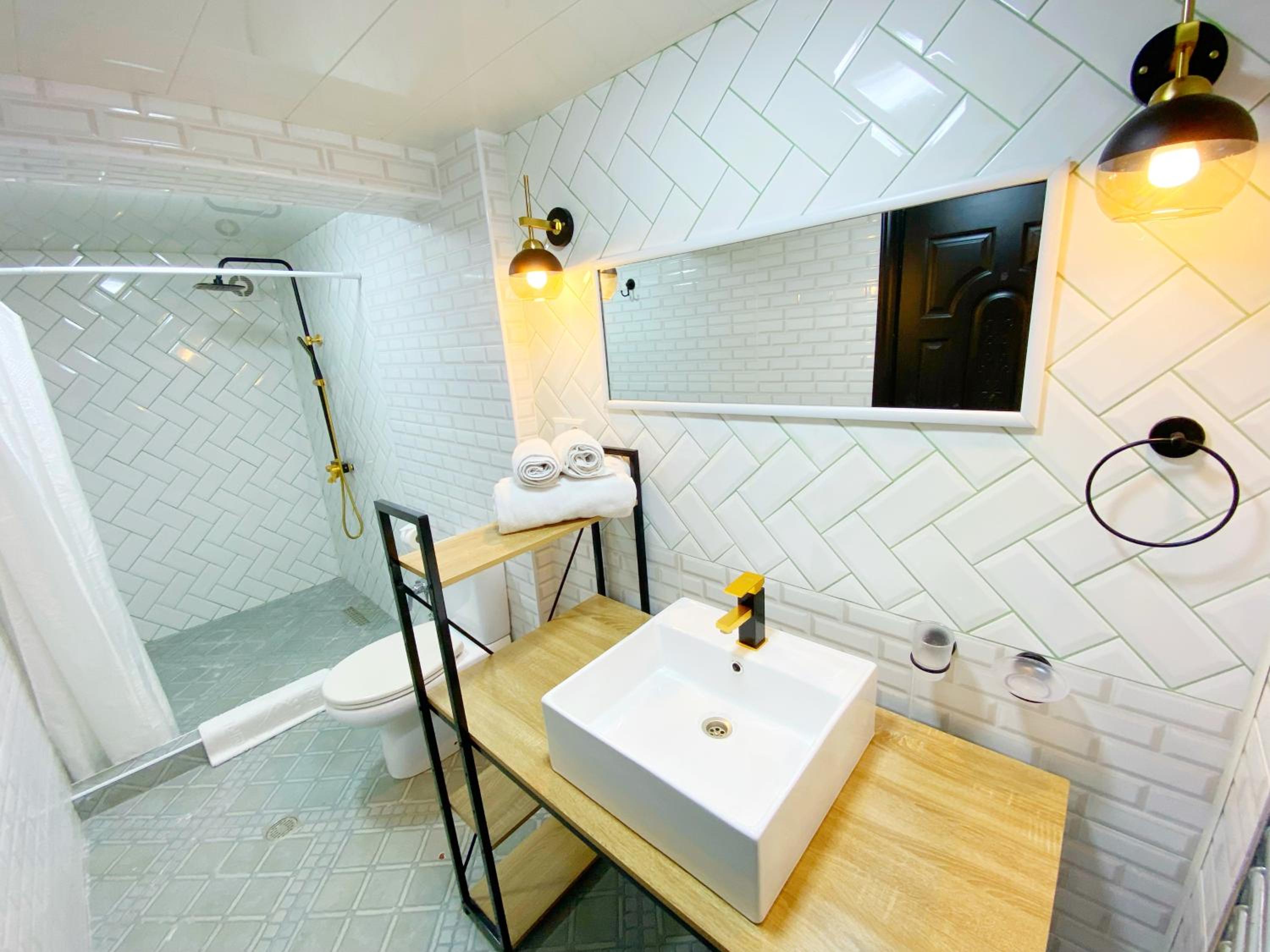 Deluxe King Suite - Photo 16