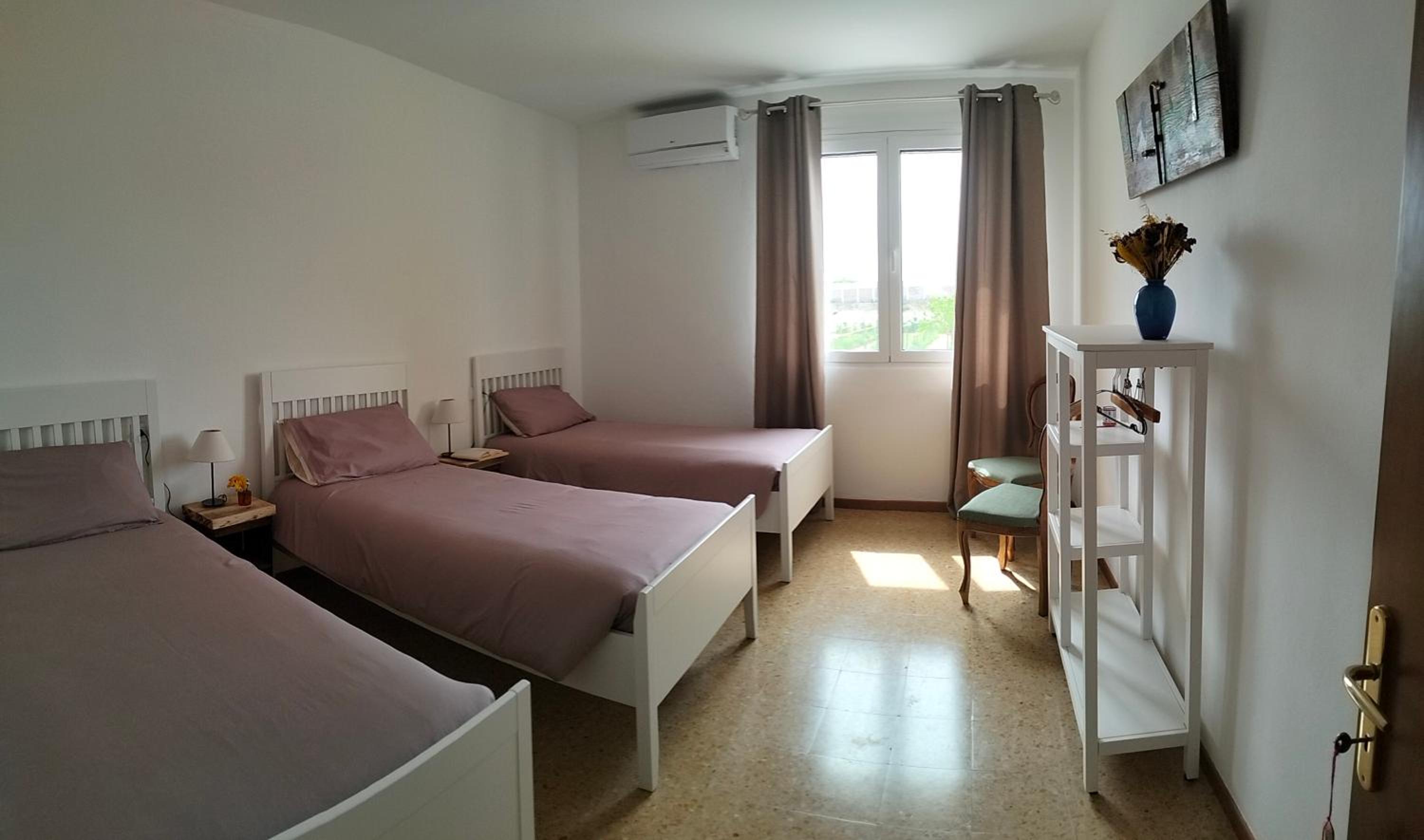 Basic Triple Room with Shared Bathroom photo 1