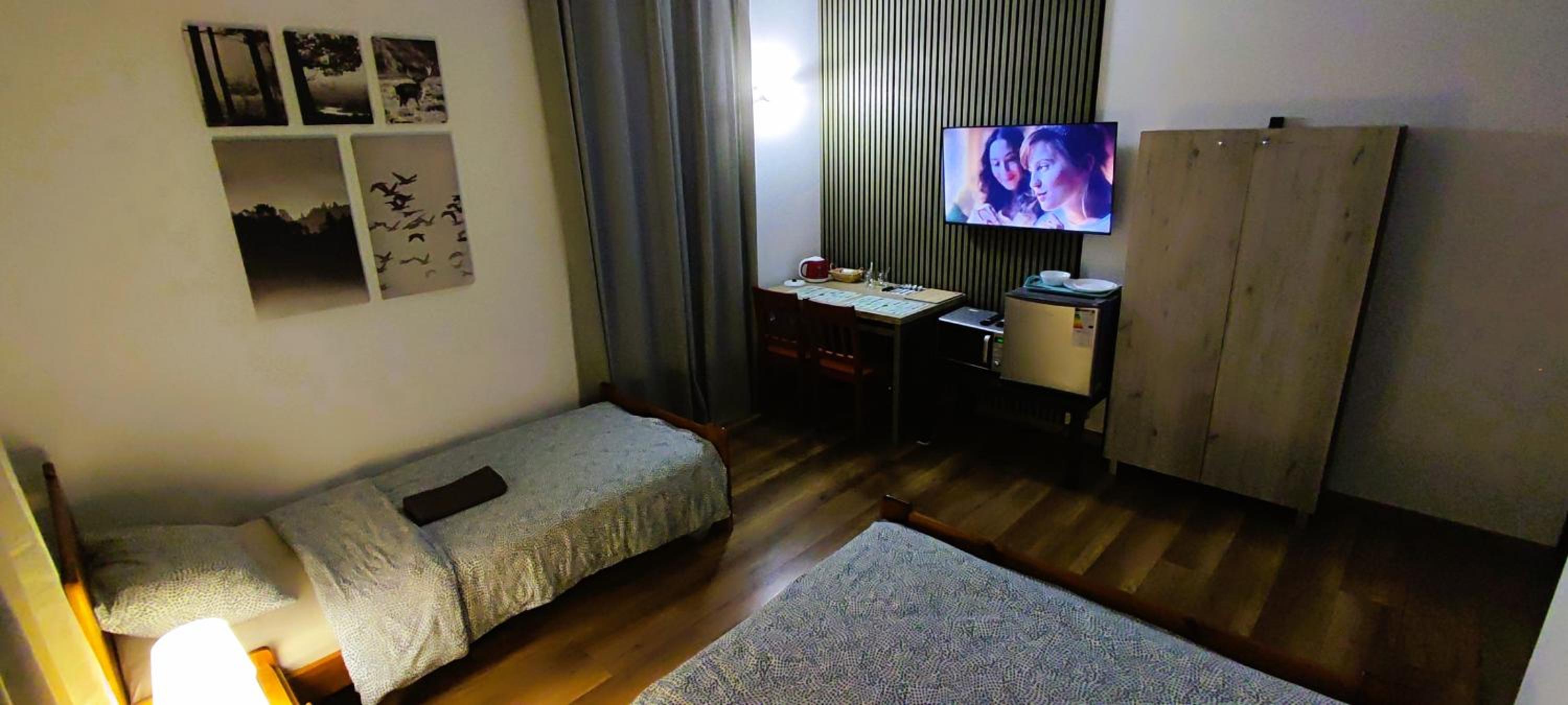 Double or Twin Room with Bathroom - Photo 2