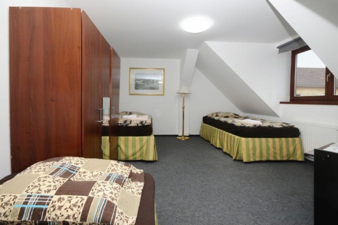 Economy Triple Room - Photo 4