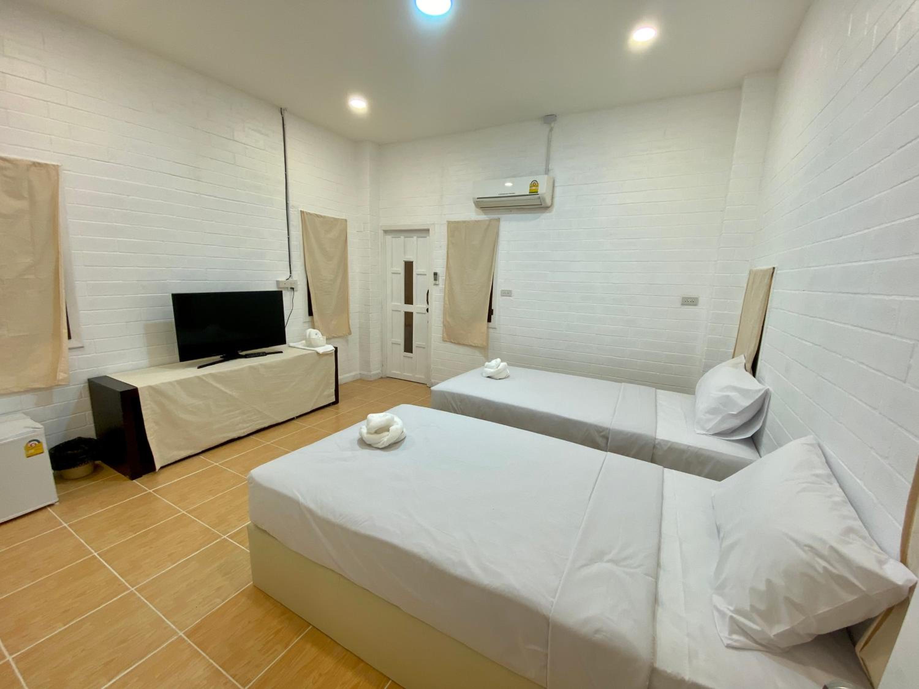 Budget Twin Room - Photo 3