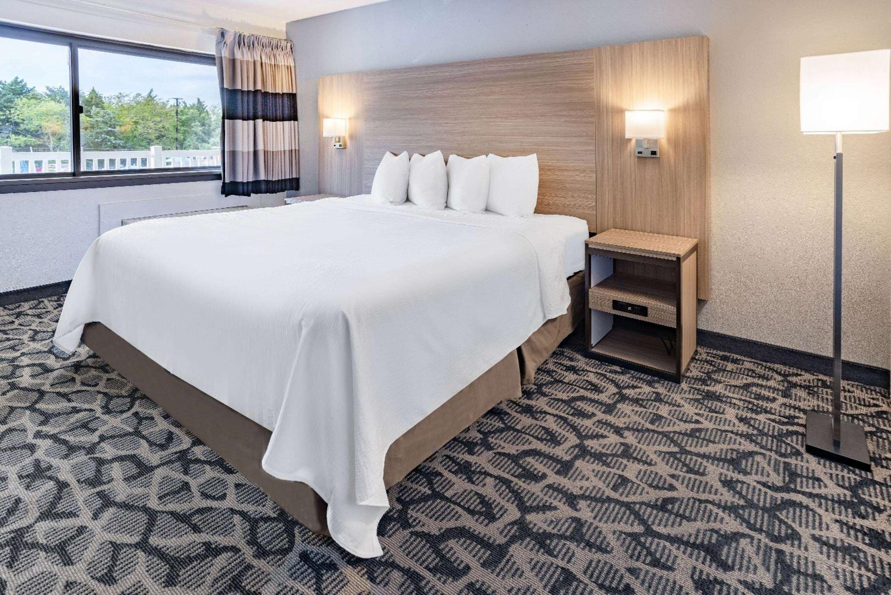 King Room with Jetted Tub and Exterior Hall - Non-Smoking - Photo 1