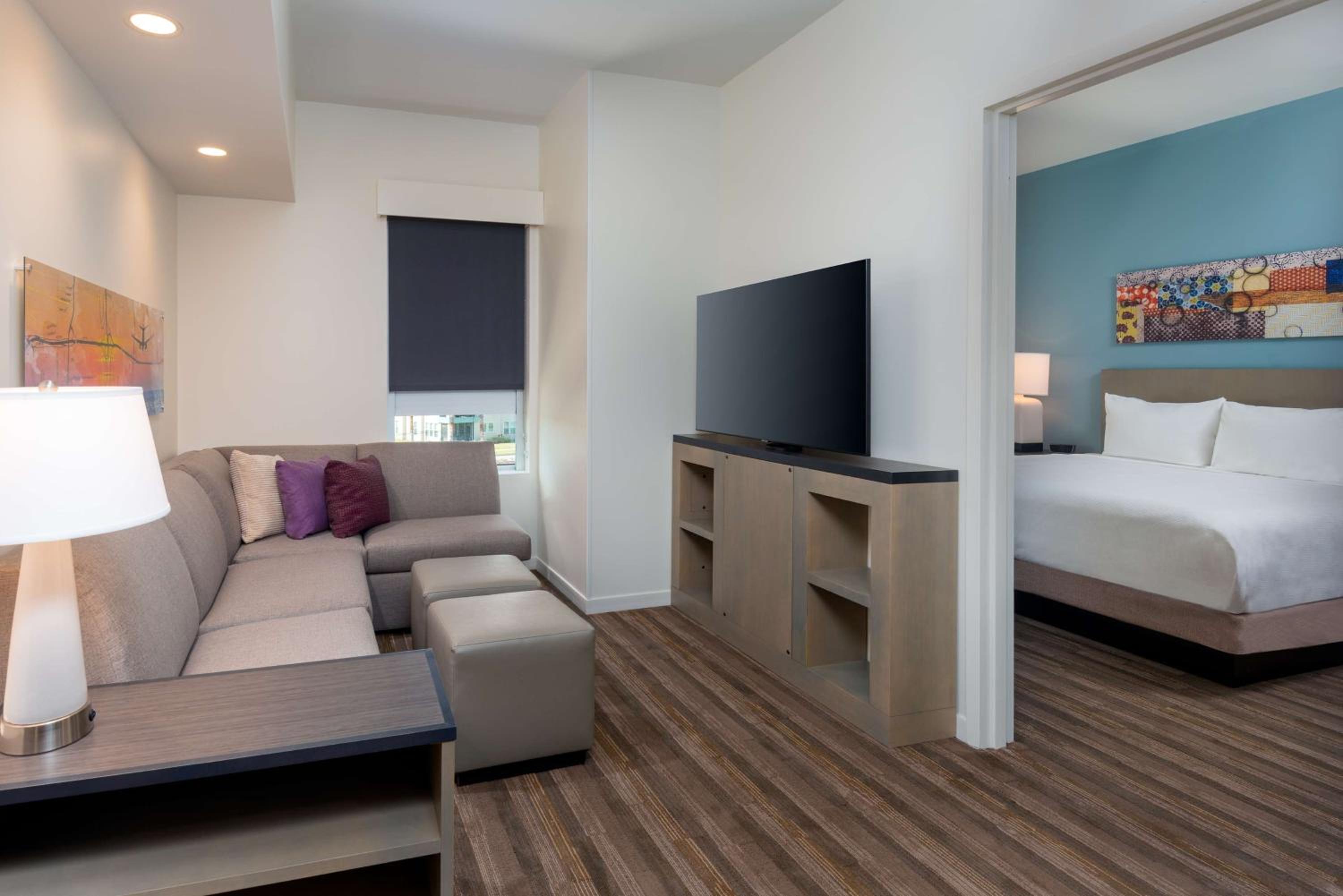 One-Bedroom King Suite with Sofa Bed, Kitchen and Tub - Disability Access