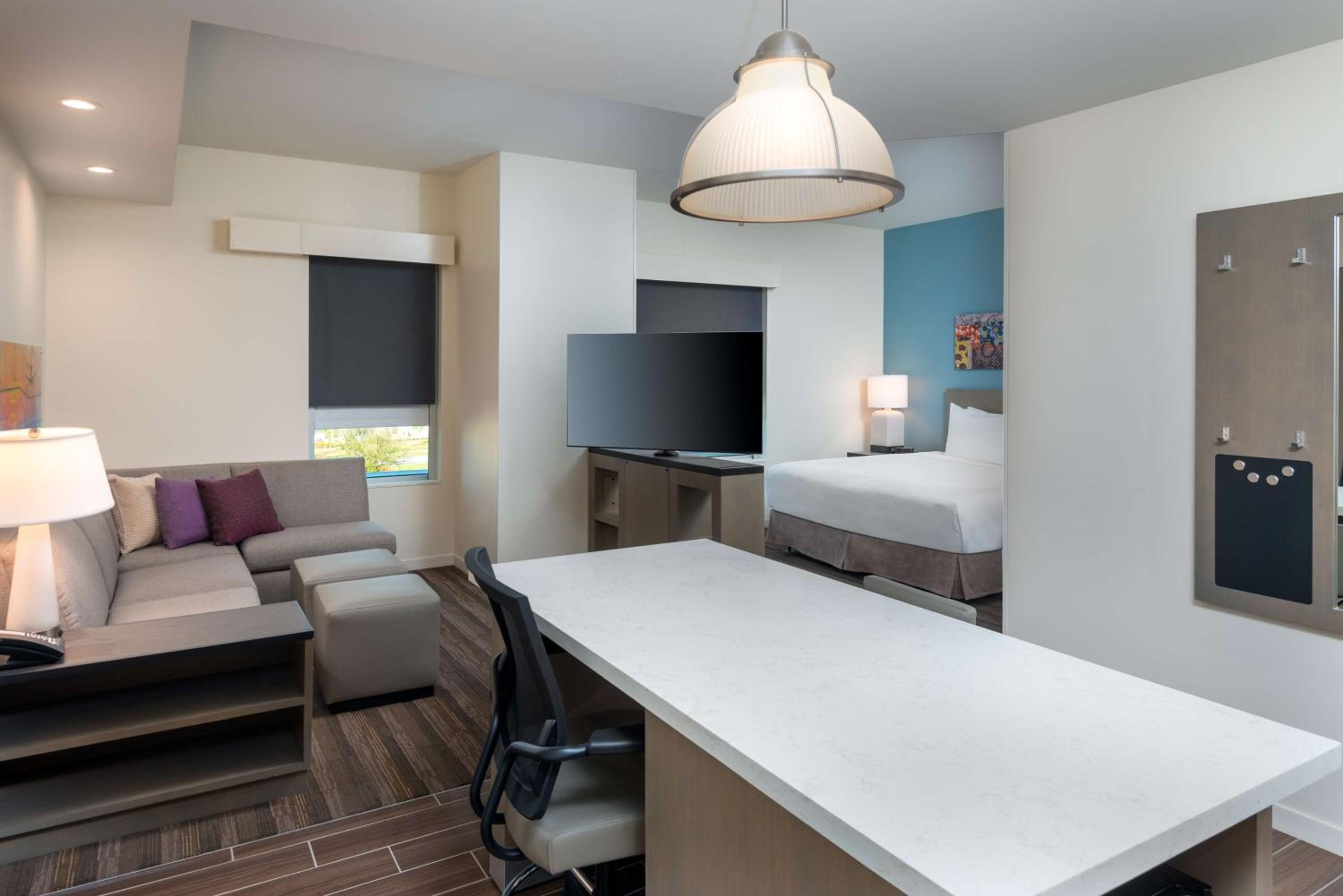 King Studio Suite with Sofa Bed, Kitchen and Tub - Disability Access