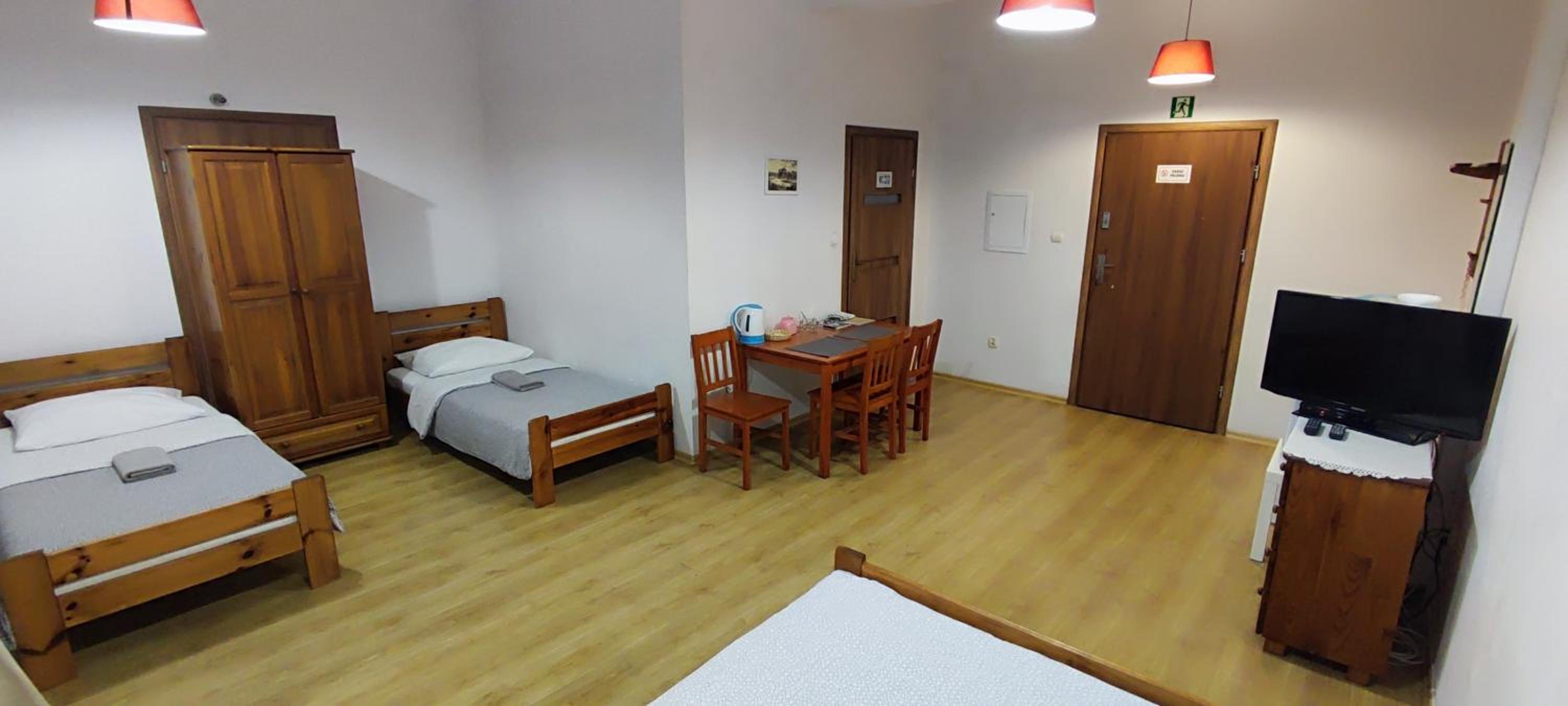 Quadruple Room with Private Bathroom - Photo 2