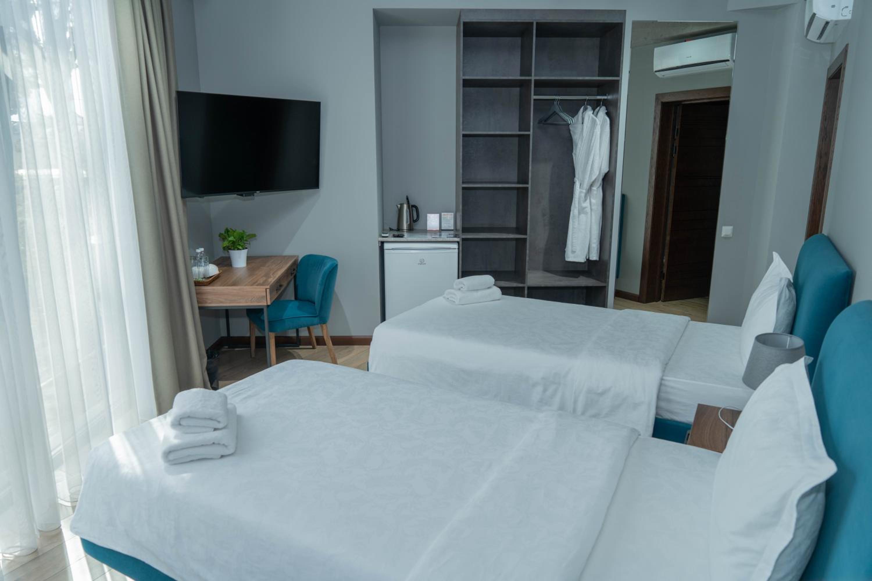 Twin Room - Photo 3
