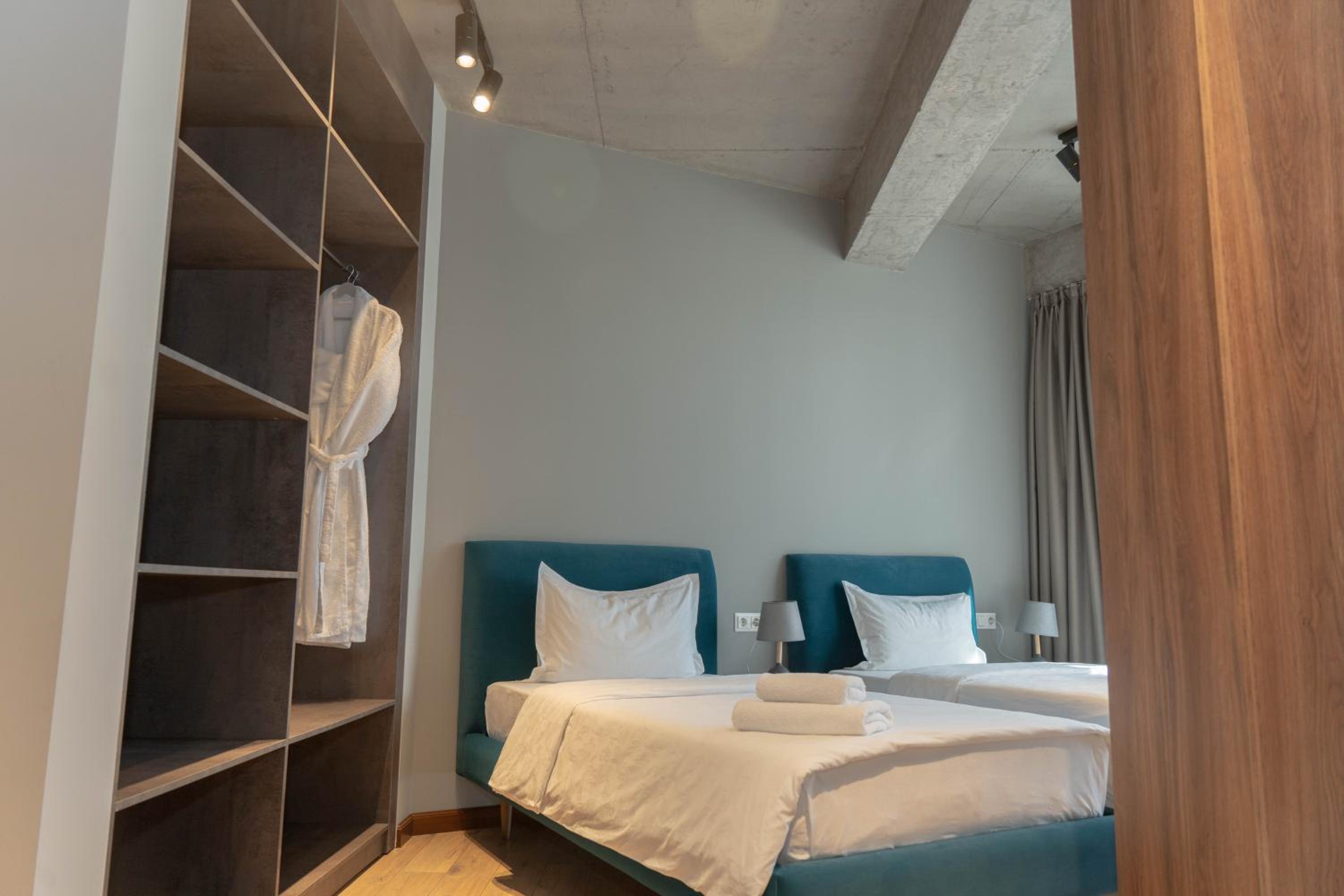 Twin Room with Balcony - Photo 3