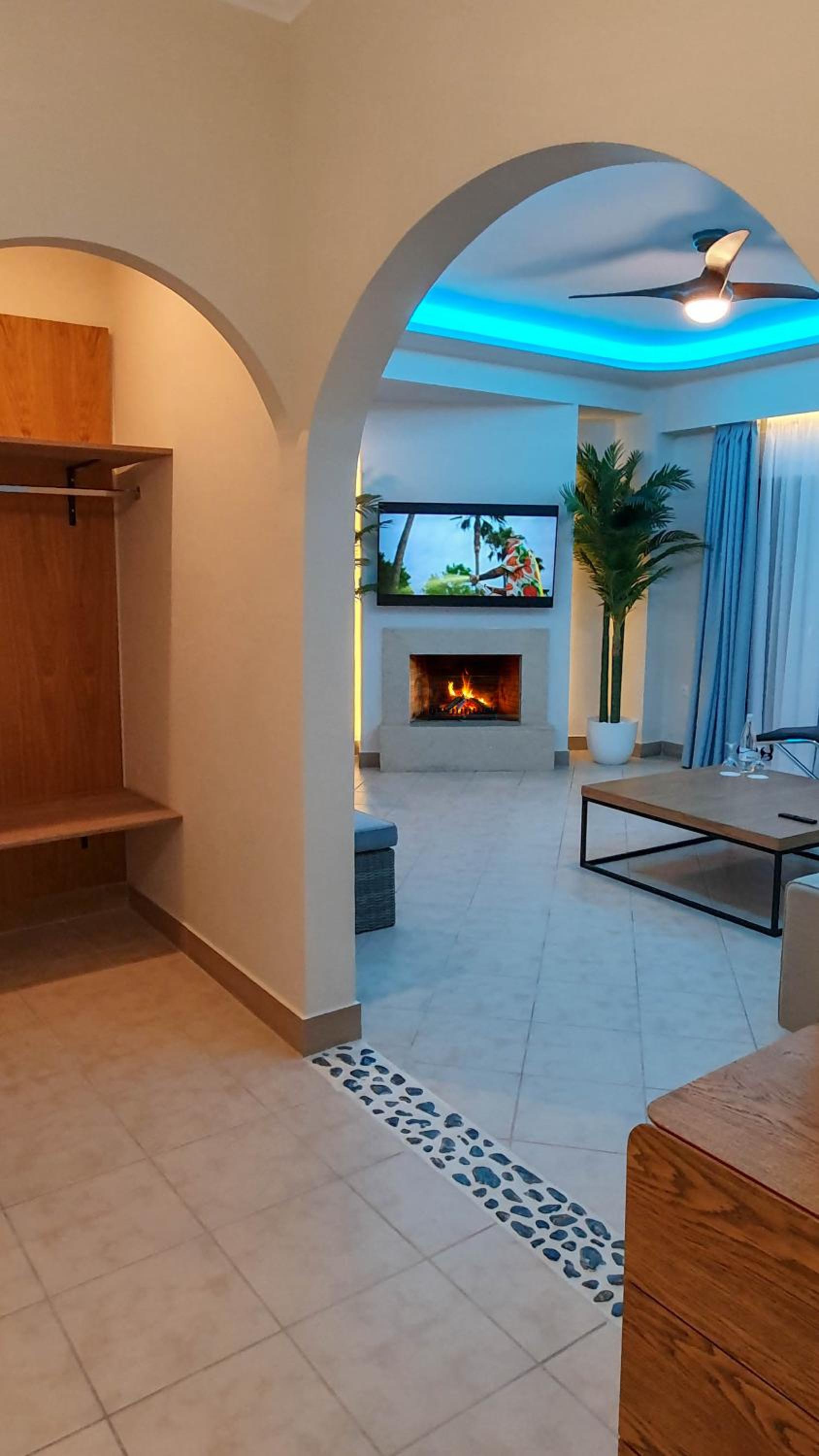 Sunrise Suite with Jetted Tub - Sea View photo 2
