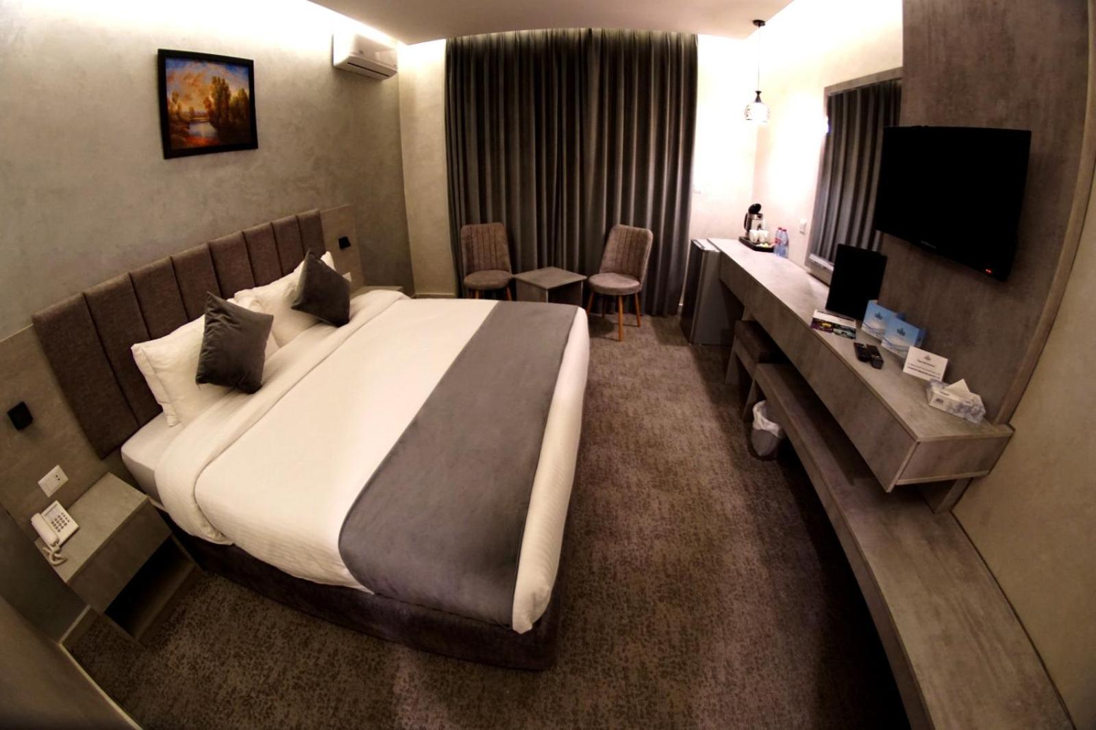 Deluxe King Room - Photo 10