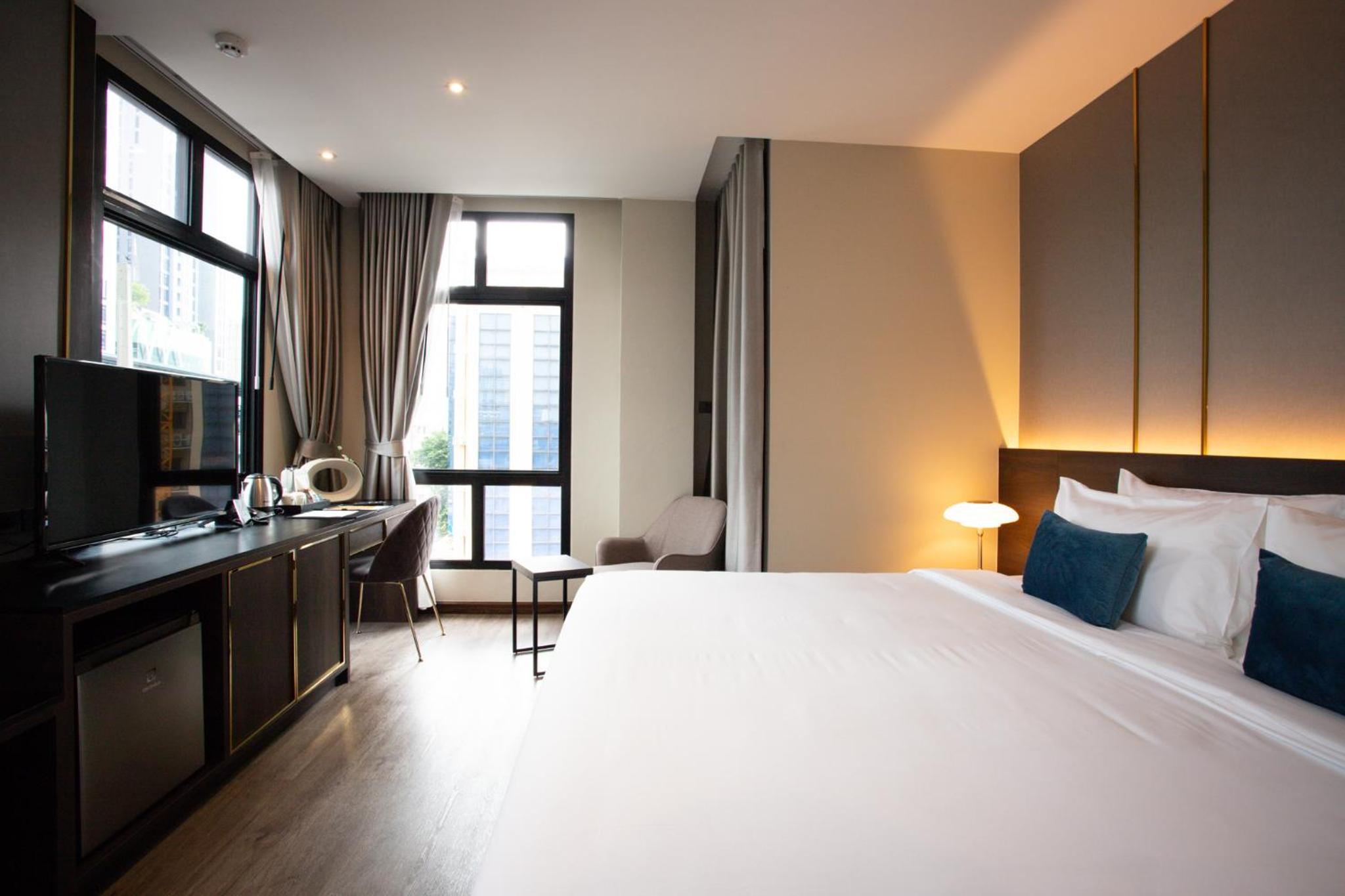 Deluxe King Room with City View photo 3