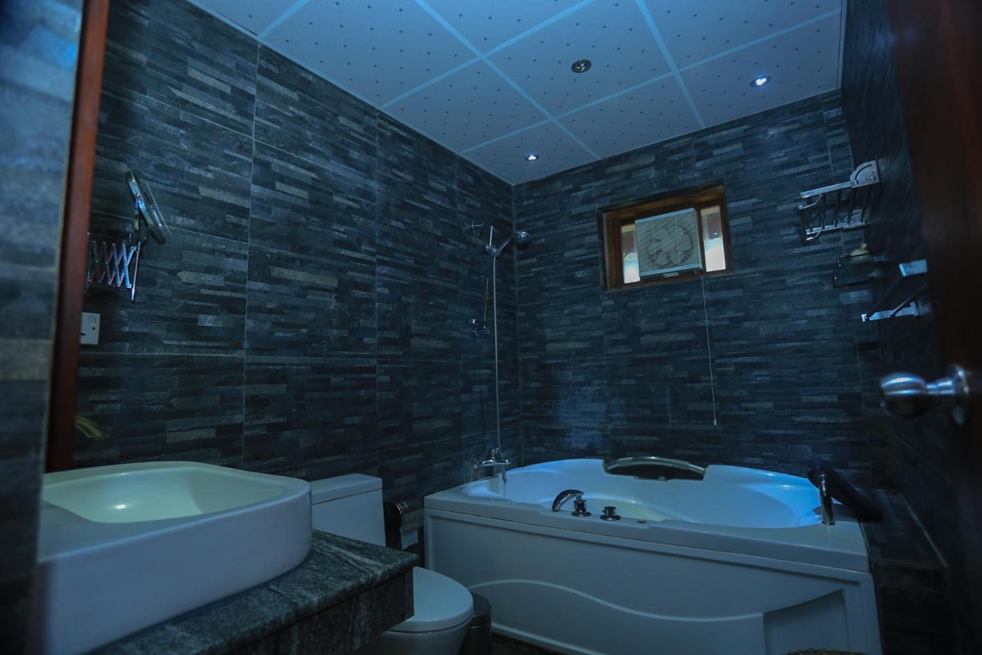 King Room with Bathtub photo 2