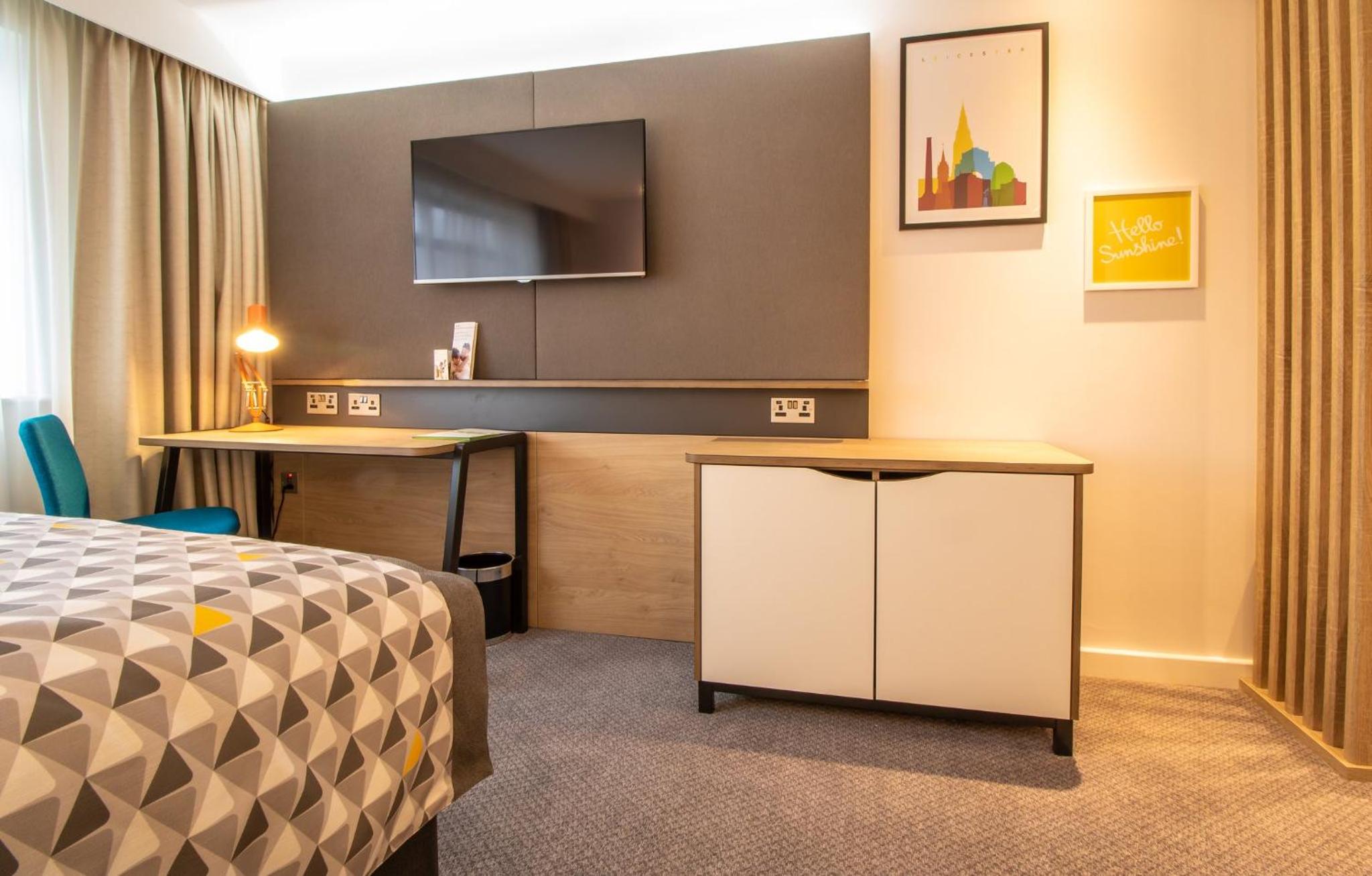 Standard Queen Room with Sofa Bed - Photo 14