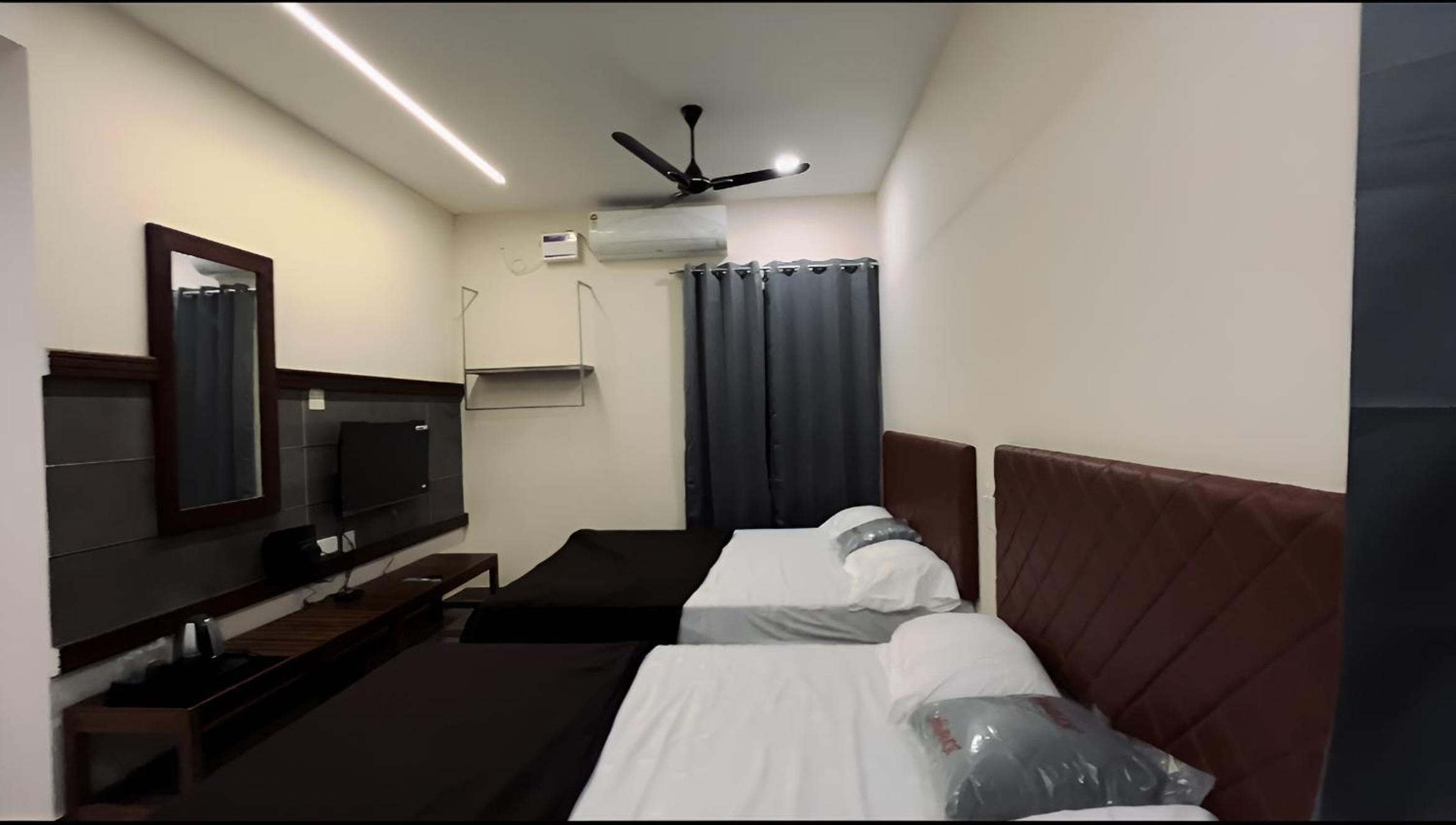 Quadruple Room with Private Bathroom photo 2