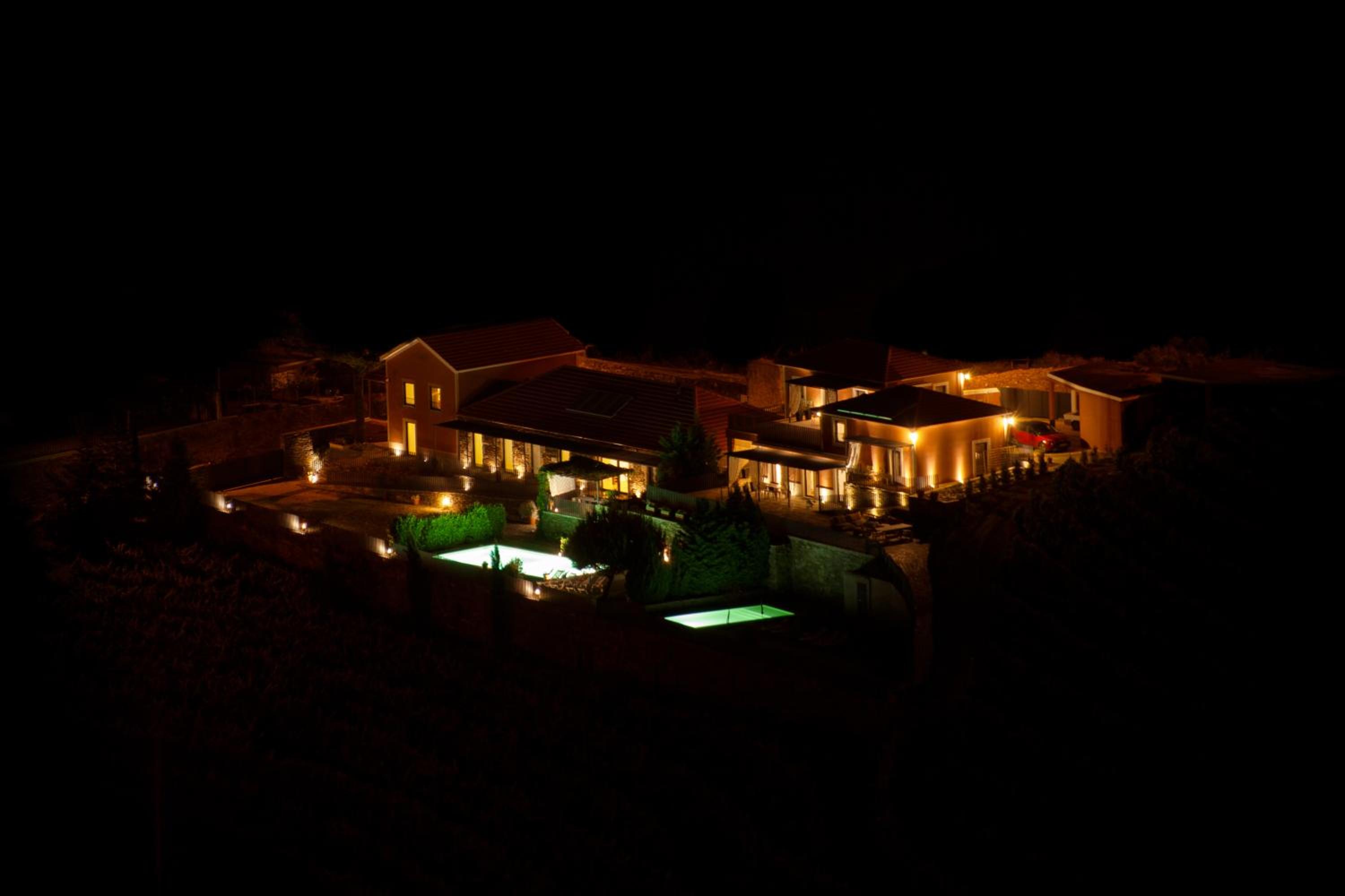 Five-Bedroom House photo 2