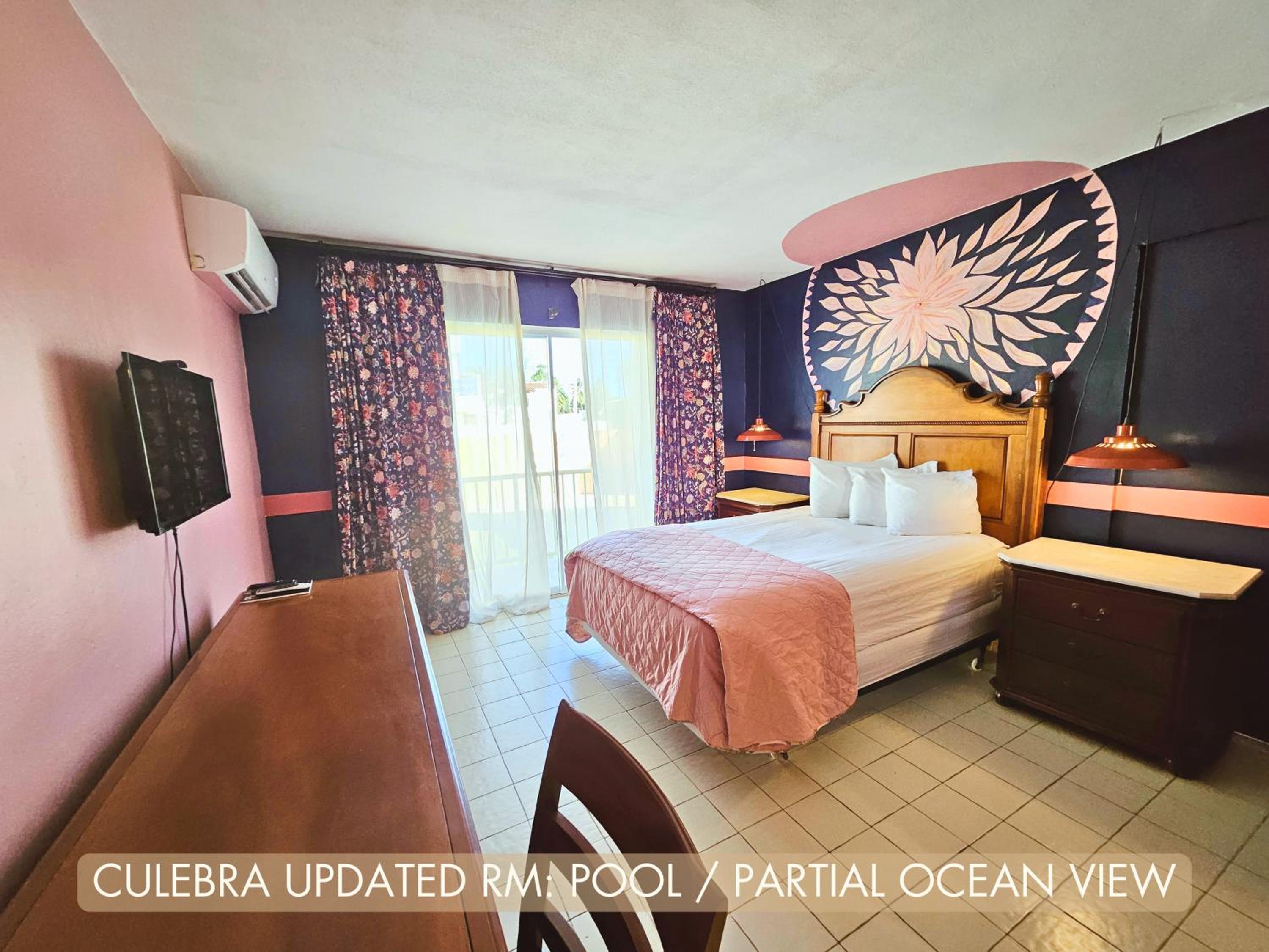 Deluxe Double Room with Side Sea View