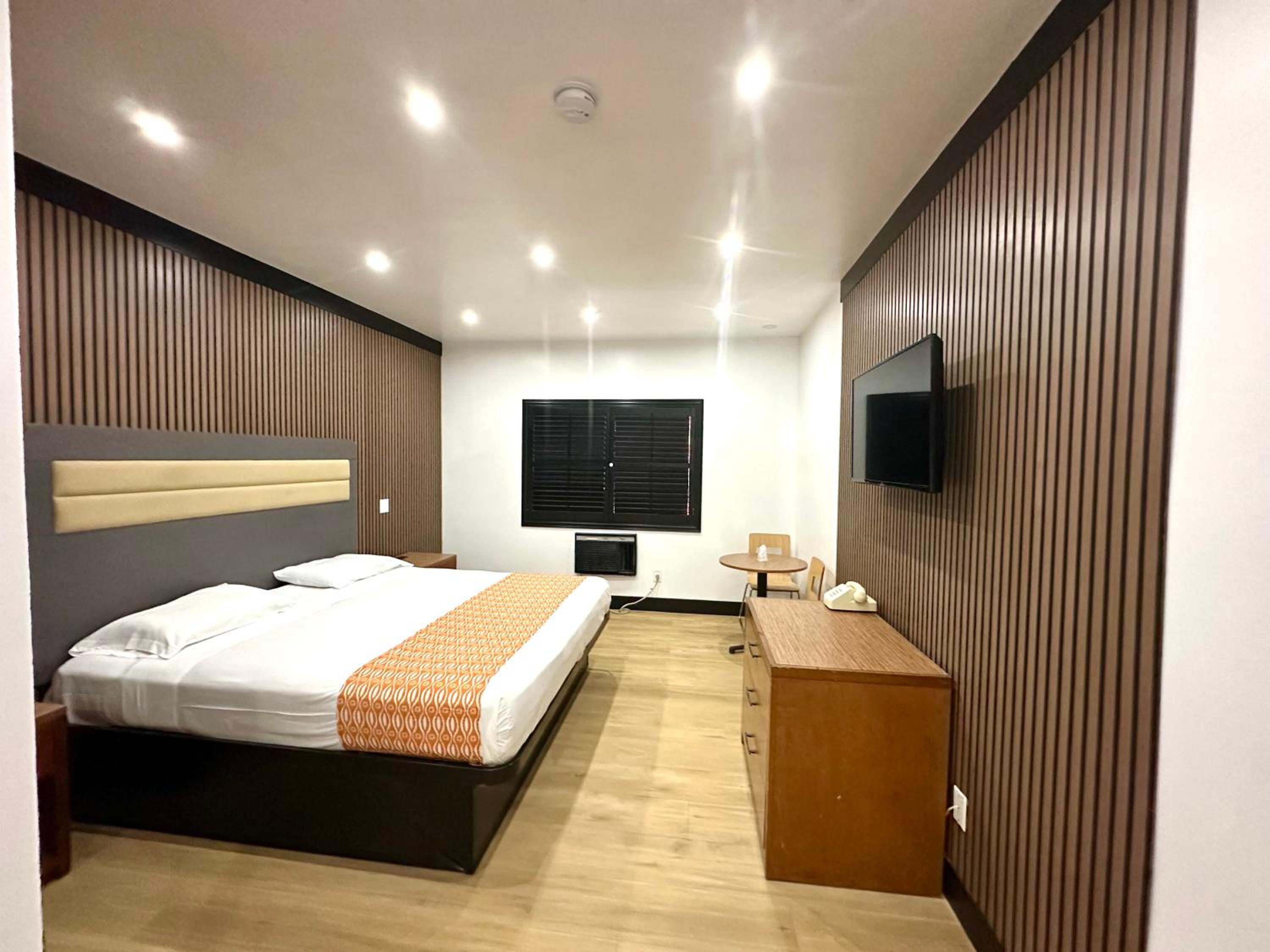 Deluxe King Room - Photo 15