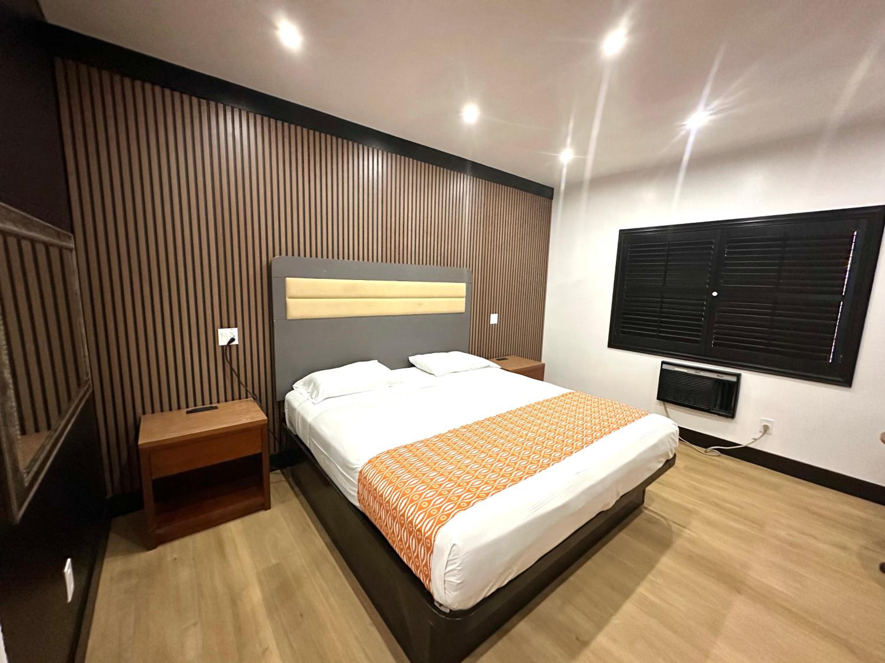 Deluxe King Room - Photo 11