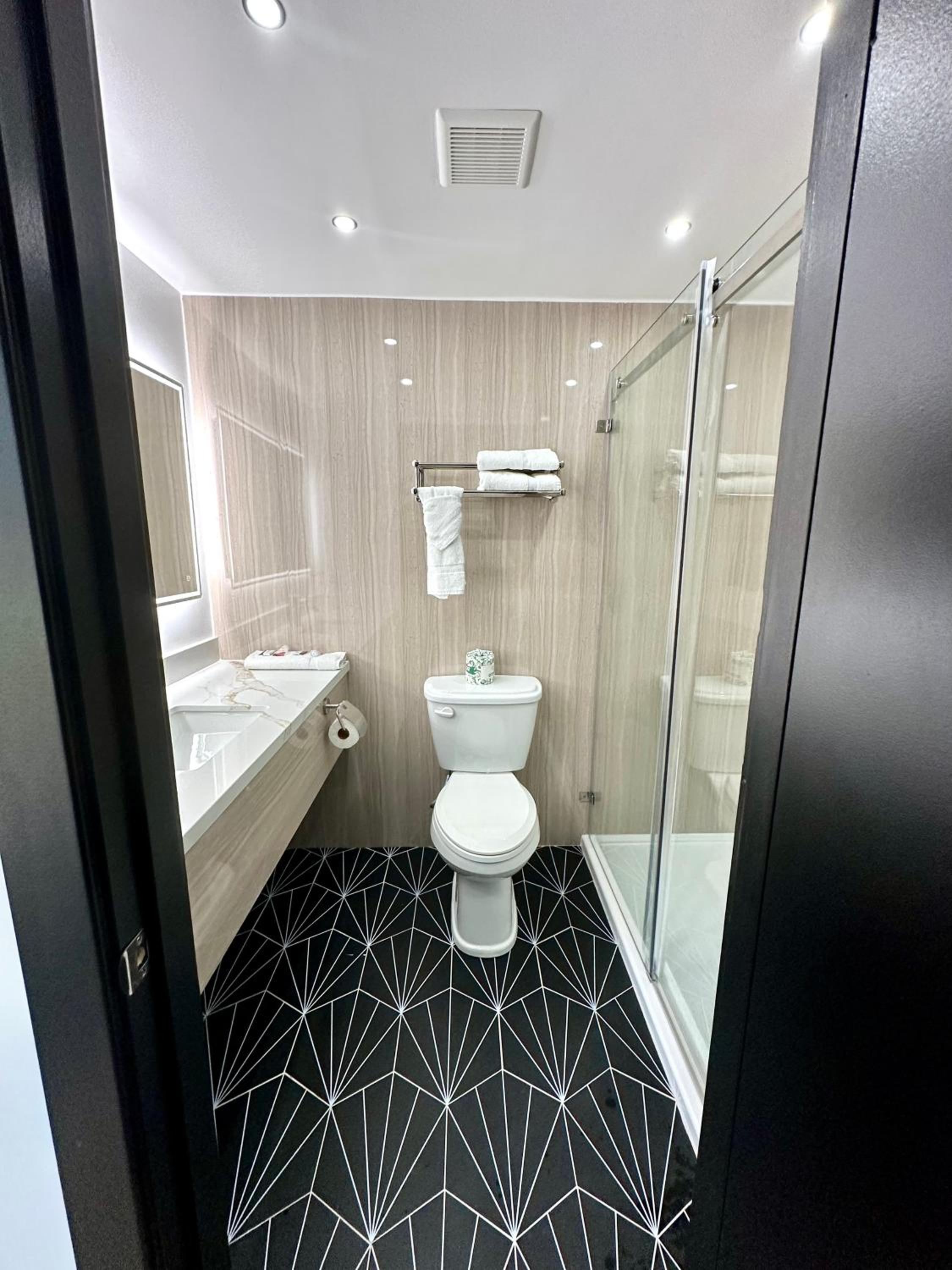Deluxe King Room - Photo 13