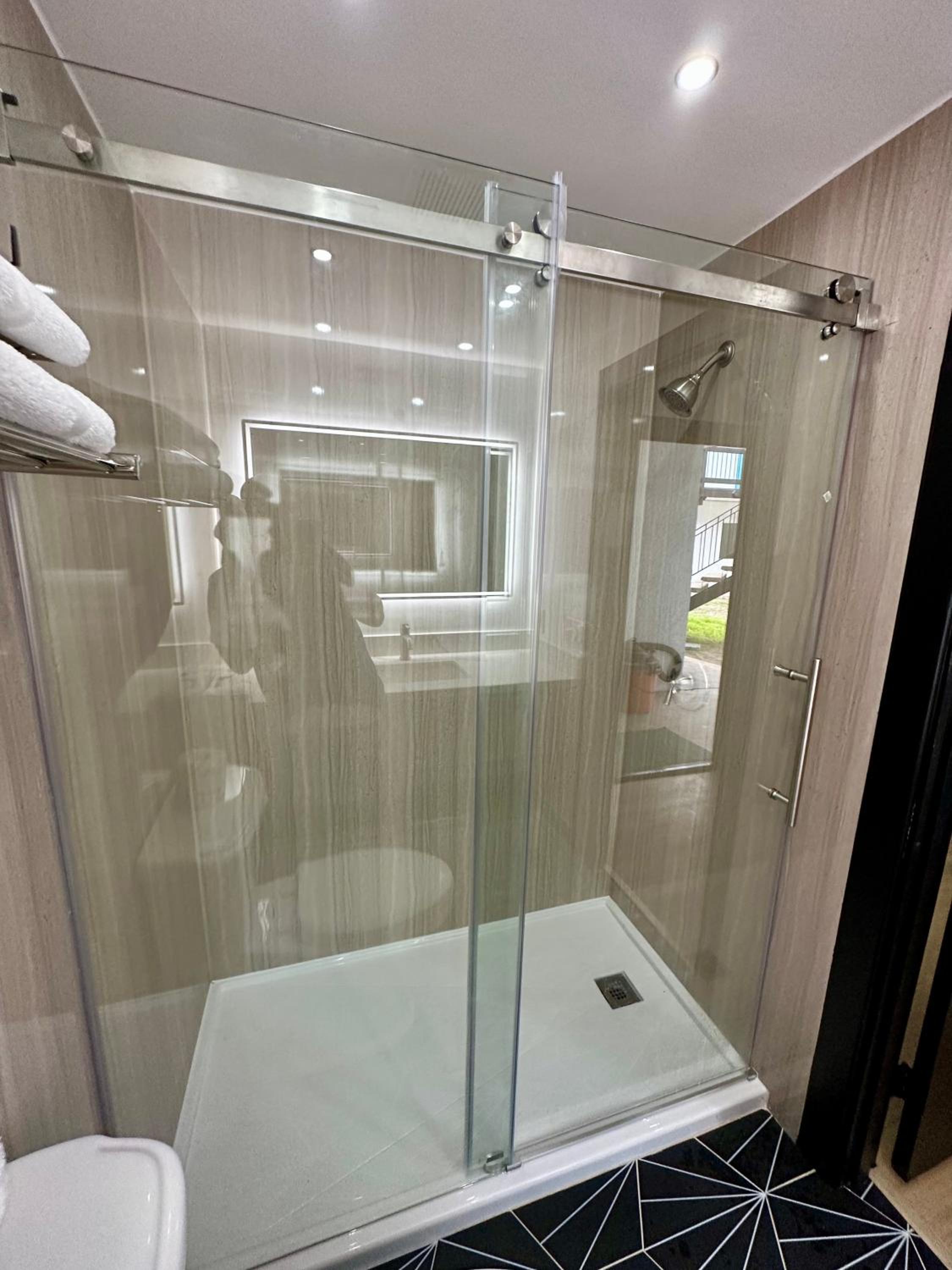 Deluxe King Room - Photo 7