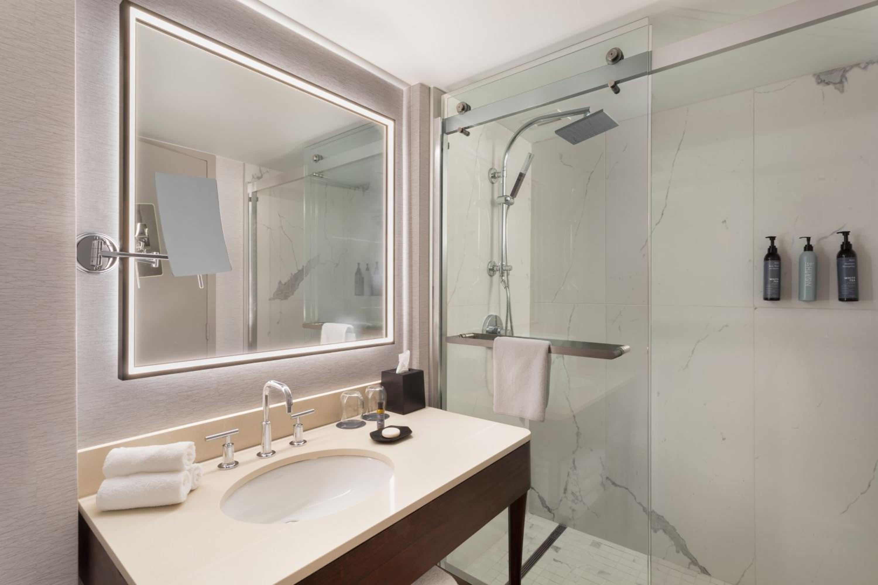Deluxe King Room - Photo 4