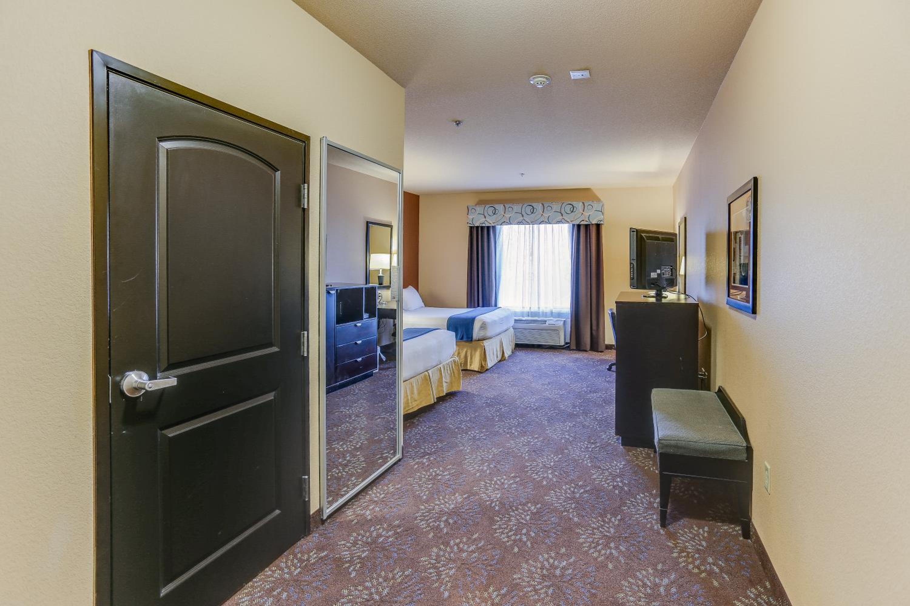 Standard Queen Room with Two Queen Beds - Photo 1