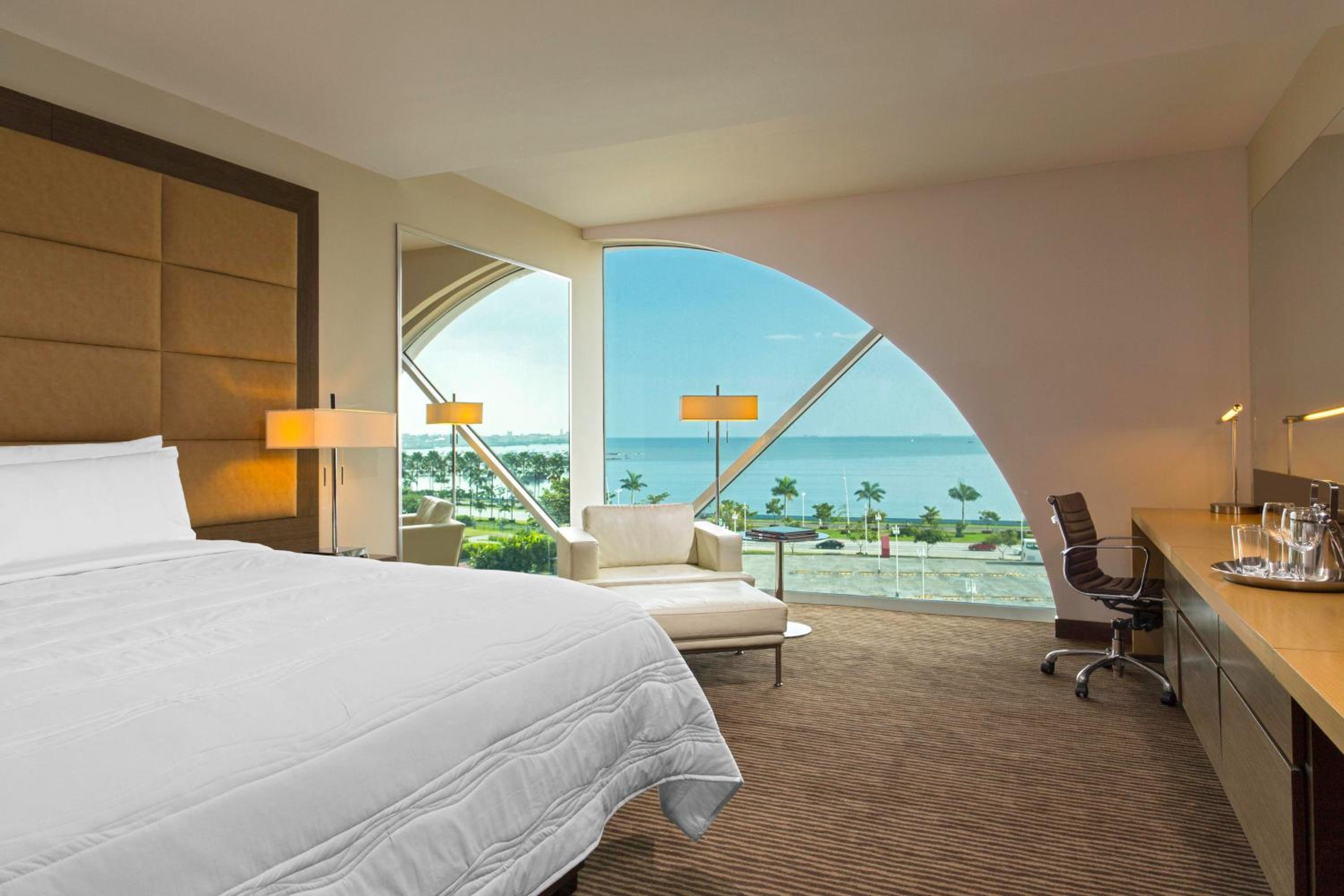 Deluxe, Guest room, 1 King photo 3