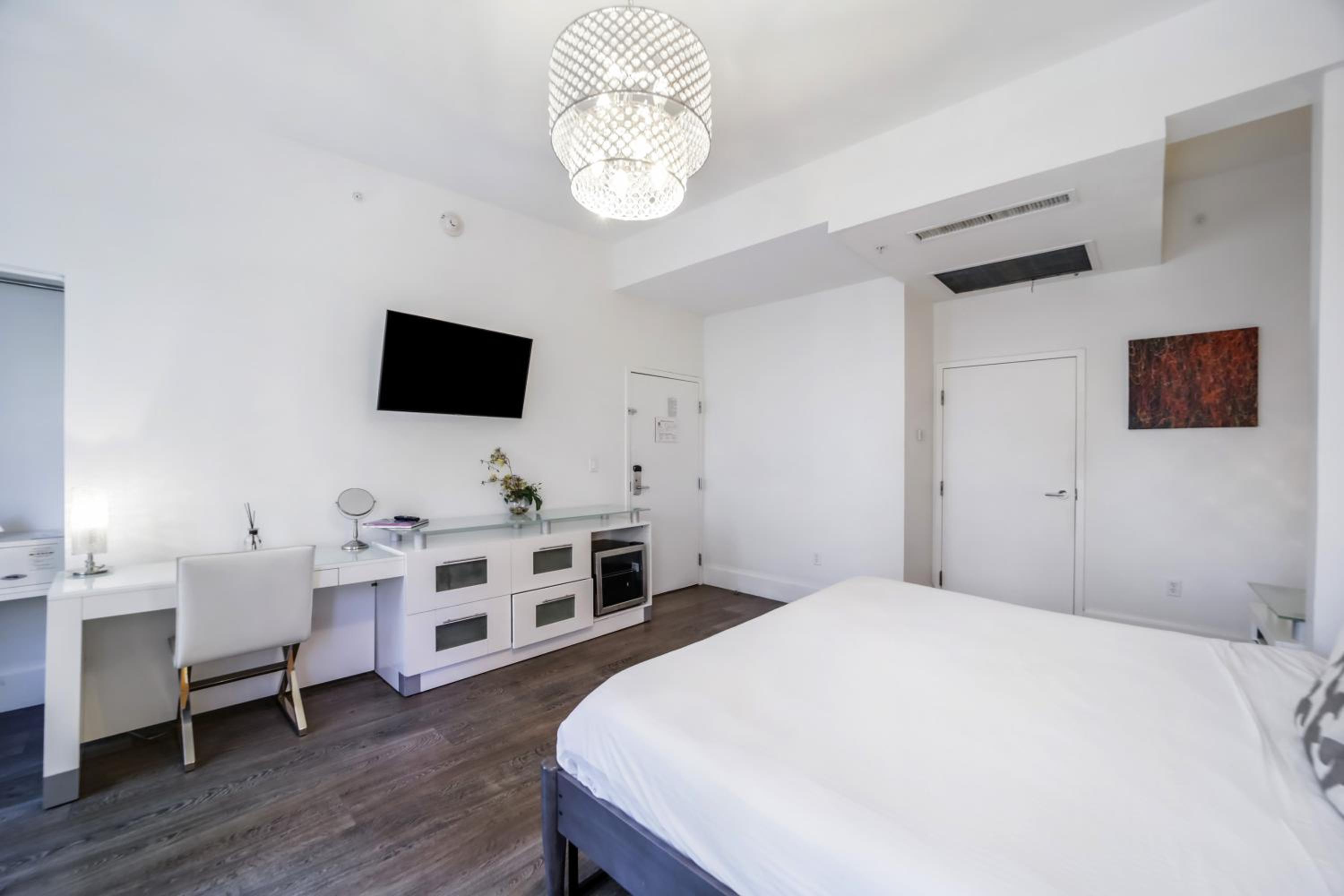 Deluxe King Room (Self Check-in) thumbnail 6