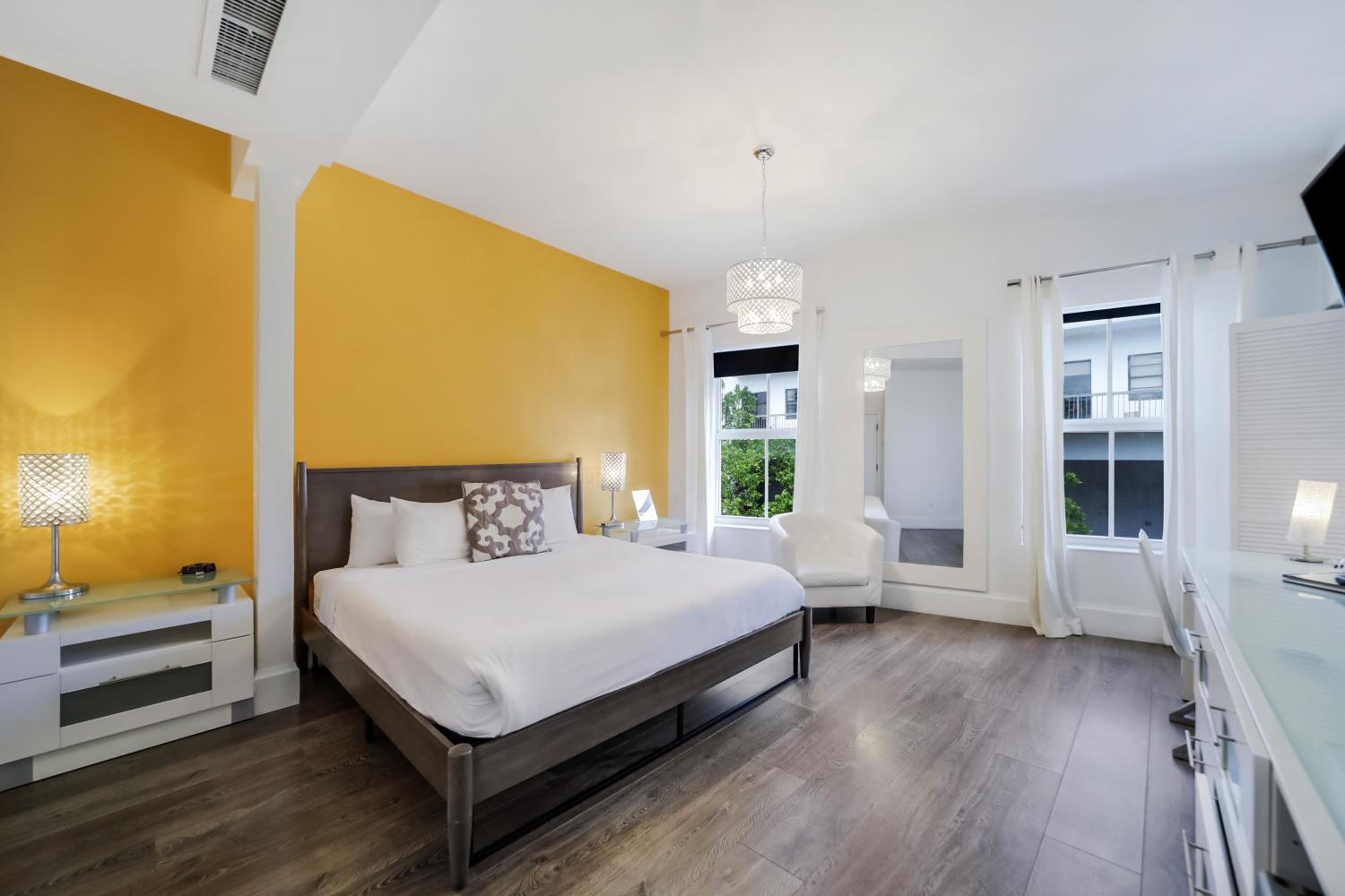 Deluxe King Room (Self Check-in) thumbnail 6