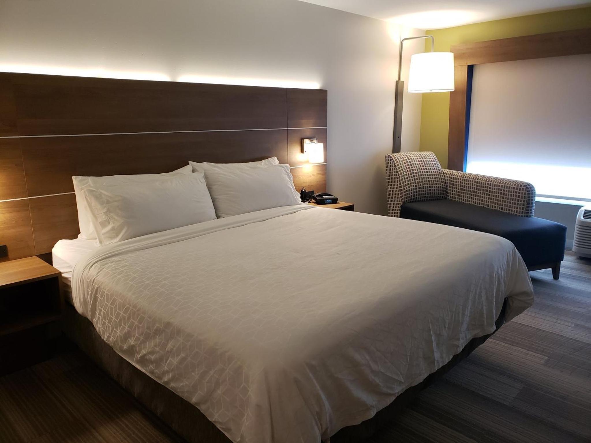 Standard King Room with Mobility Accessible Tub photo 2