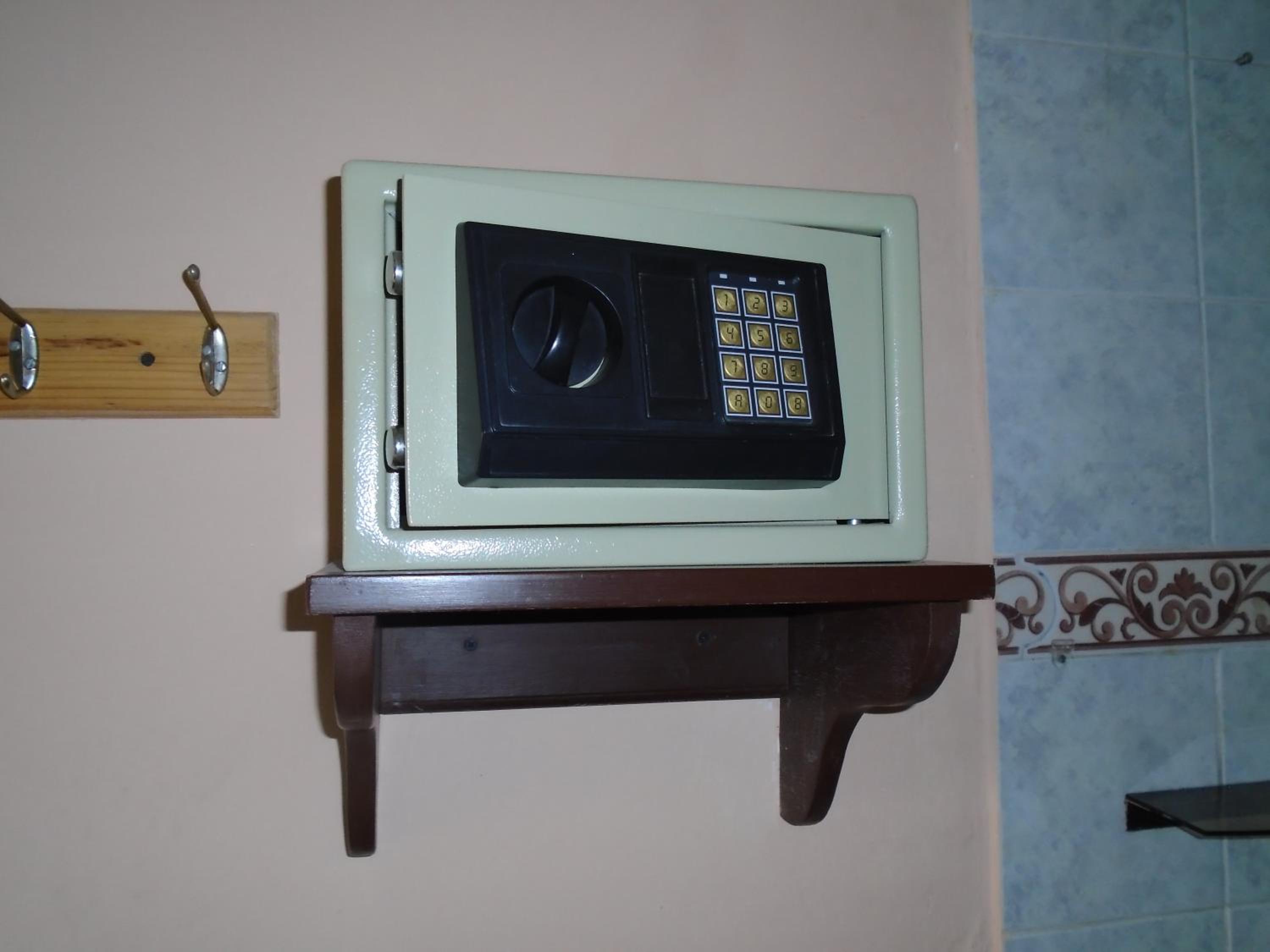 Quadruple Room with Private Bathroom photo 2
