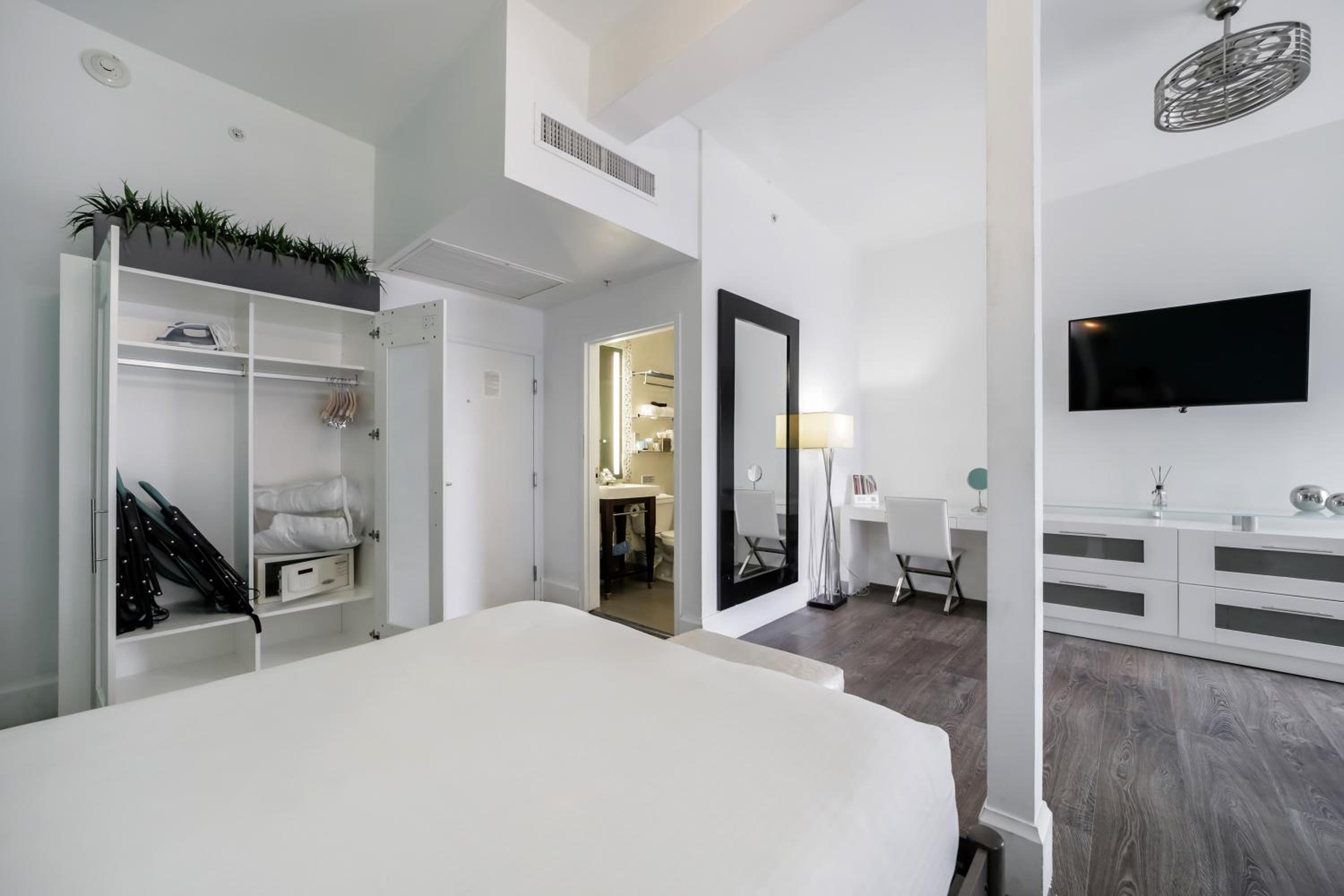 Deluxe Double Full Room (Self Check-in) thumbnail 6