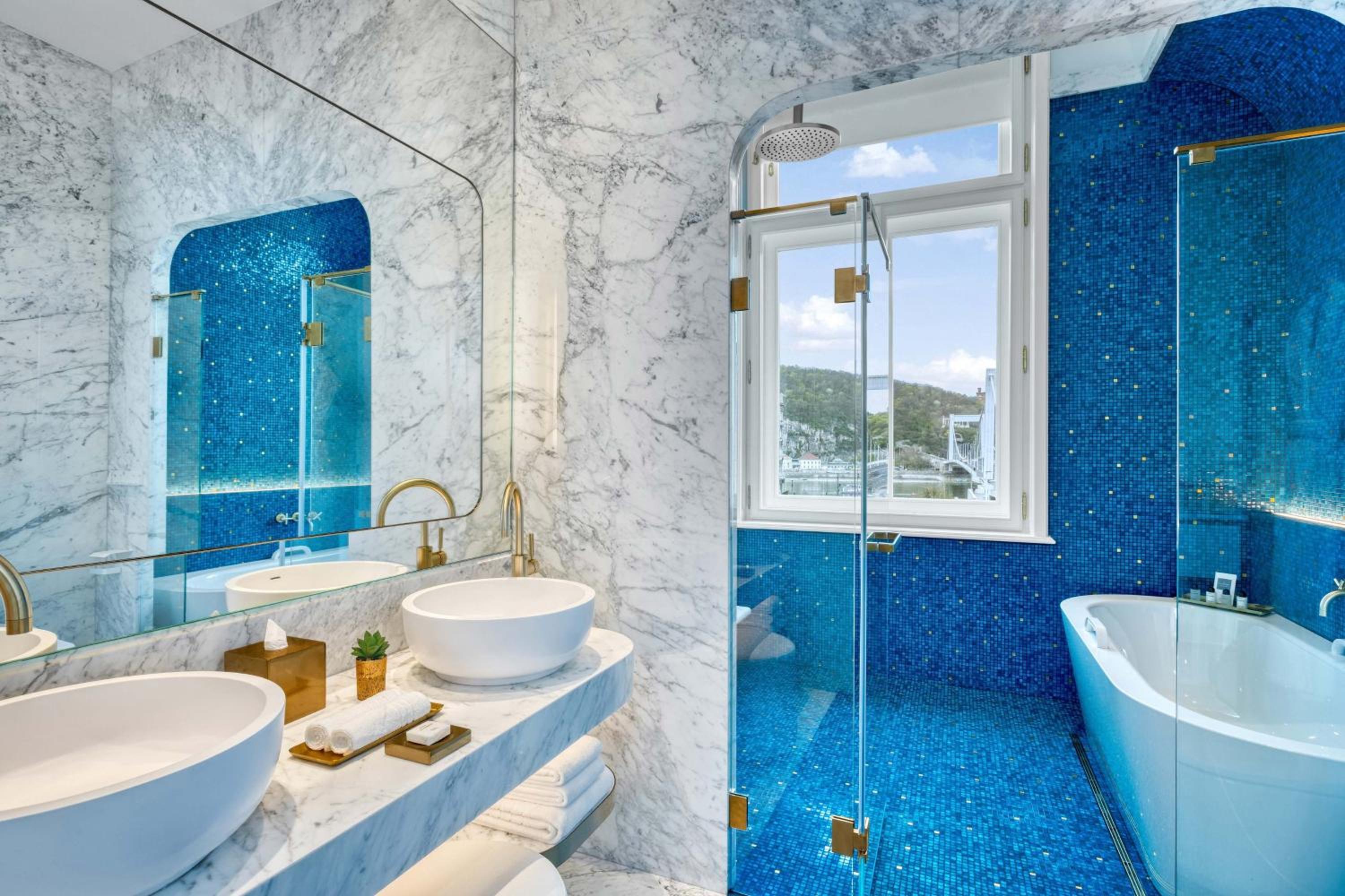 King Room with River View thumbnail 6
