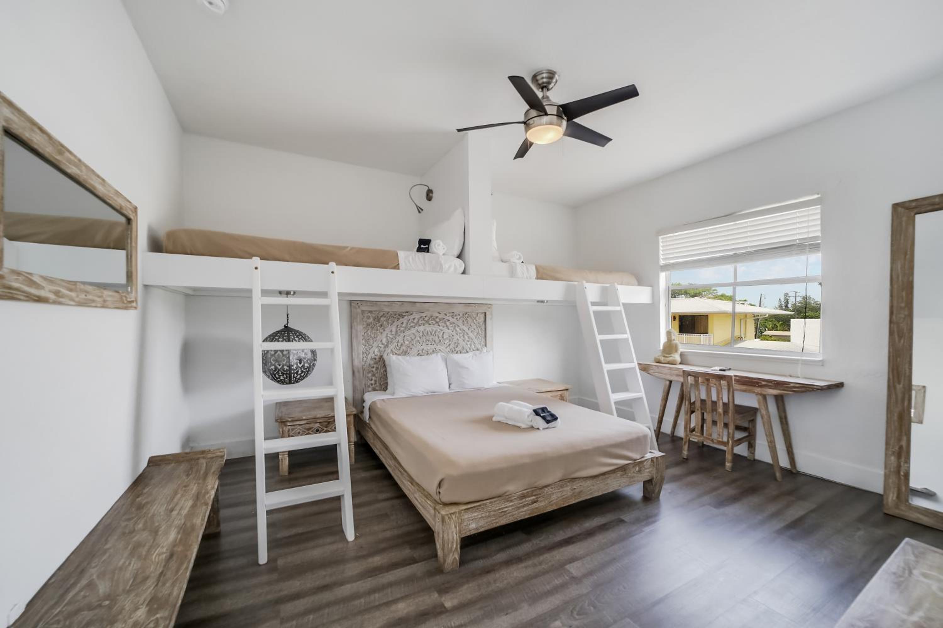 Family Room - Queen Bed and Two Twin Beds  (Self Check-in) photo 1