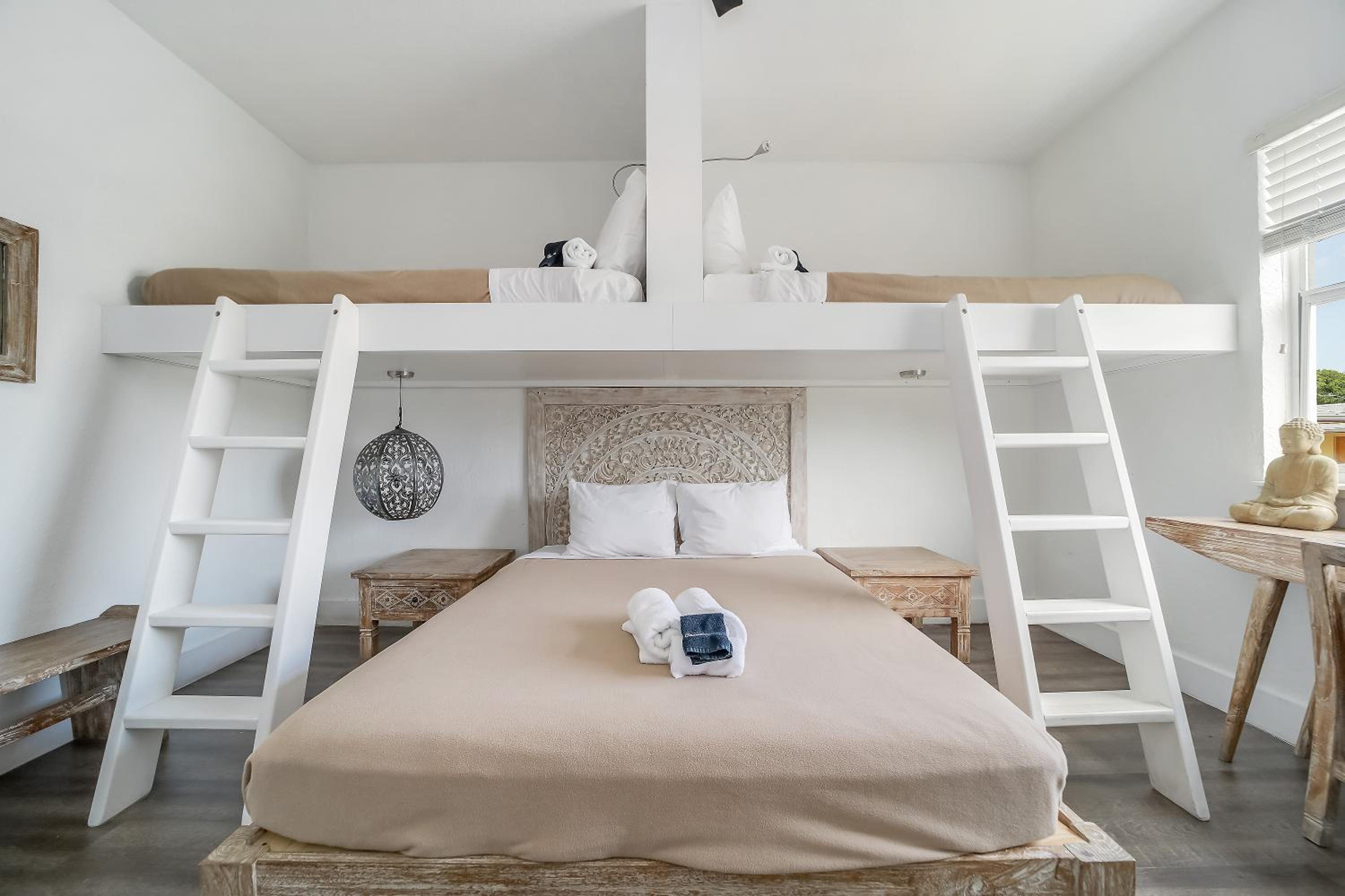 Family Room - Queen Bed and Two Twin Beds  (Self Check-in) photo 2