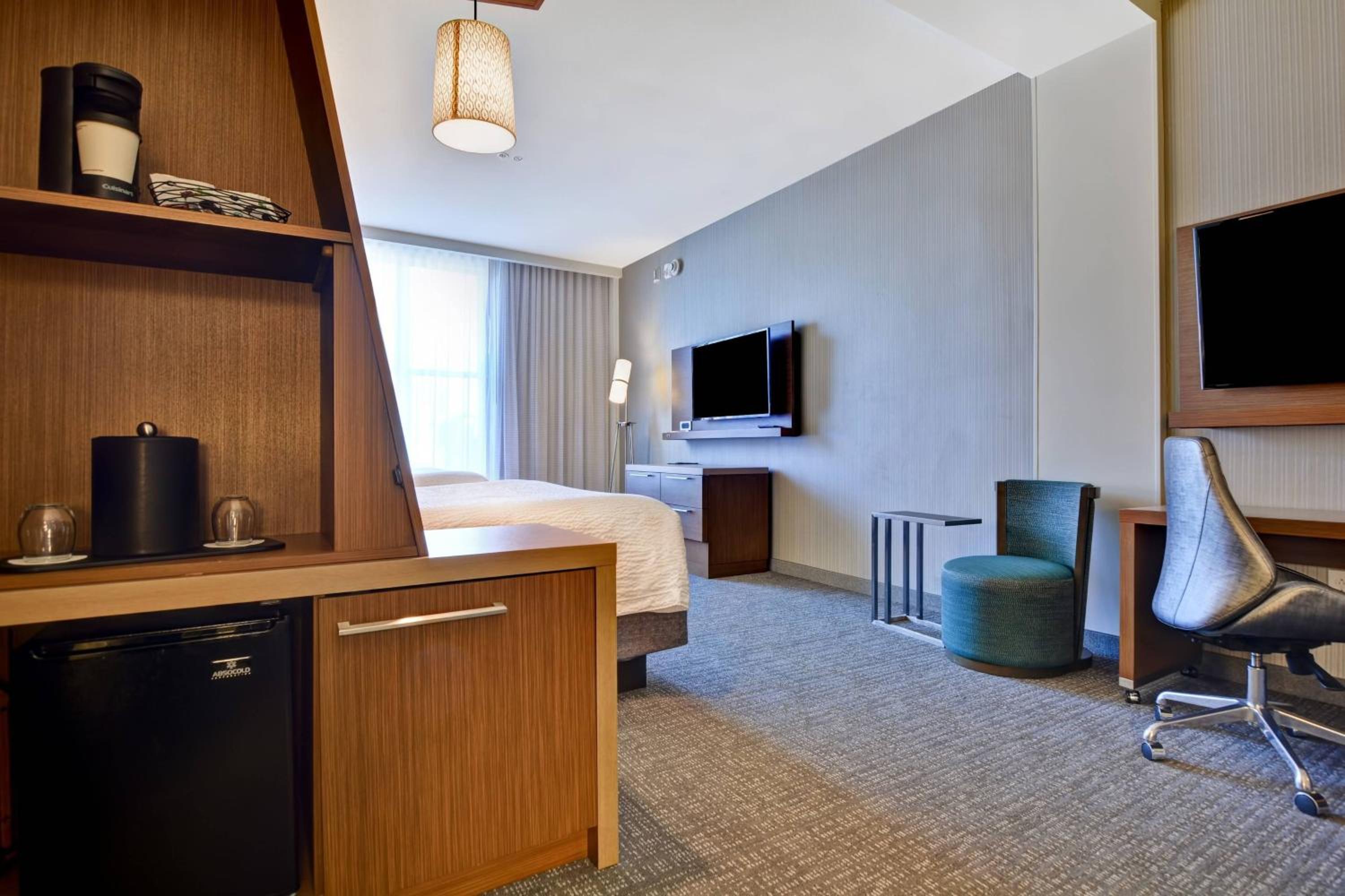 Queen Suite with Two Queen Beds, Bathtub and Sofa Bed - Mobility Access photo 1