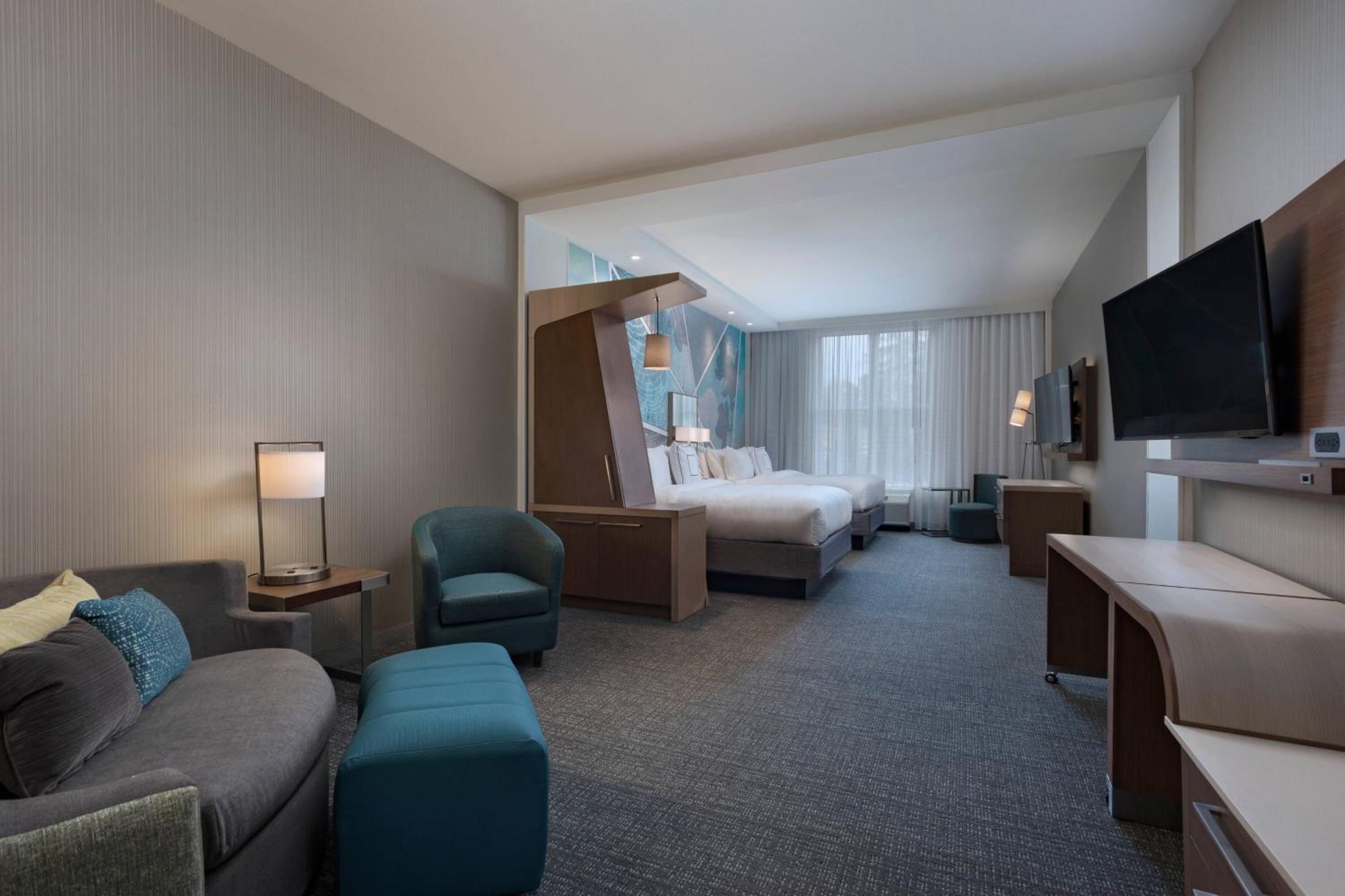 Queen Suite with Two Queen Beds, Bathtub and Sofa Bed - Mobility Access photo 2