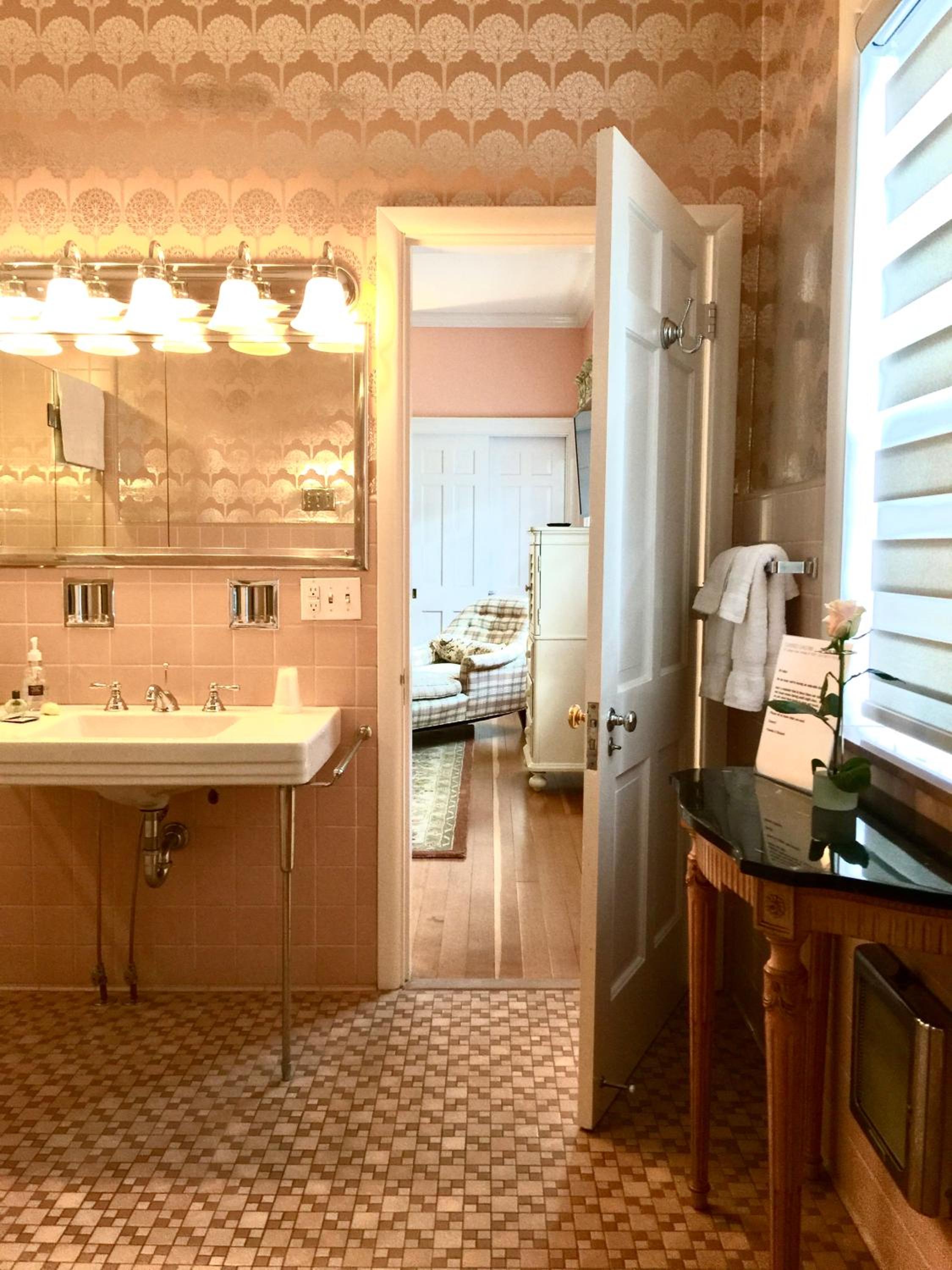 Deluxe King Suite photo 2