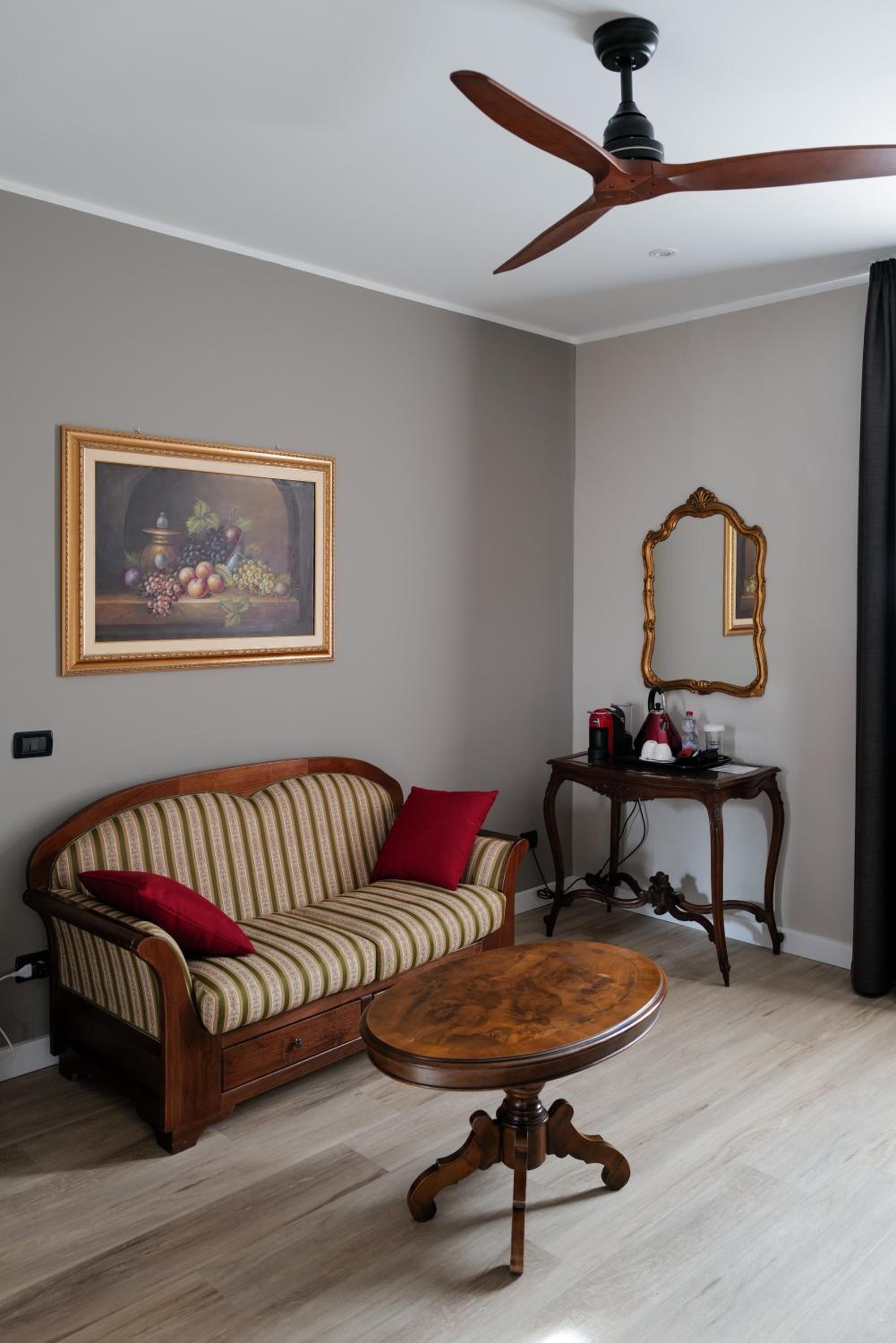 Suite - Photo 1