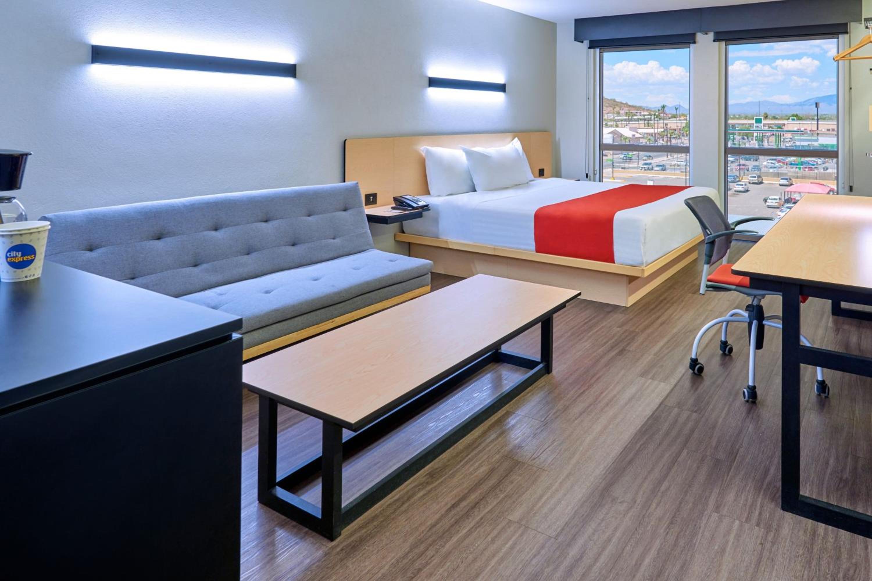 Superior King Room with Sofa Bed - Photo 3