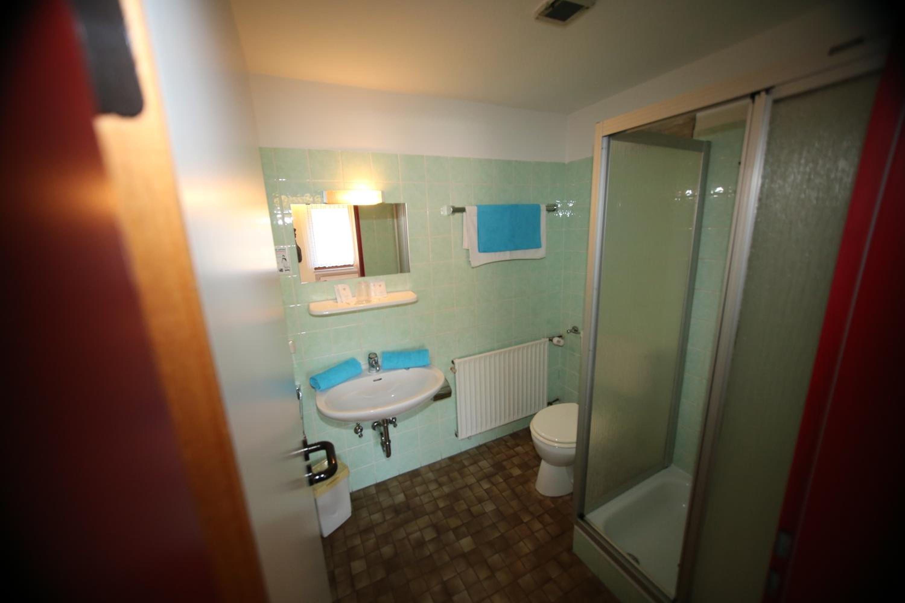 Deluxe Double Room with Shower - Photo 4