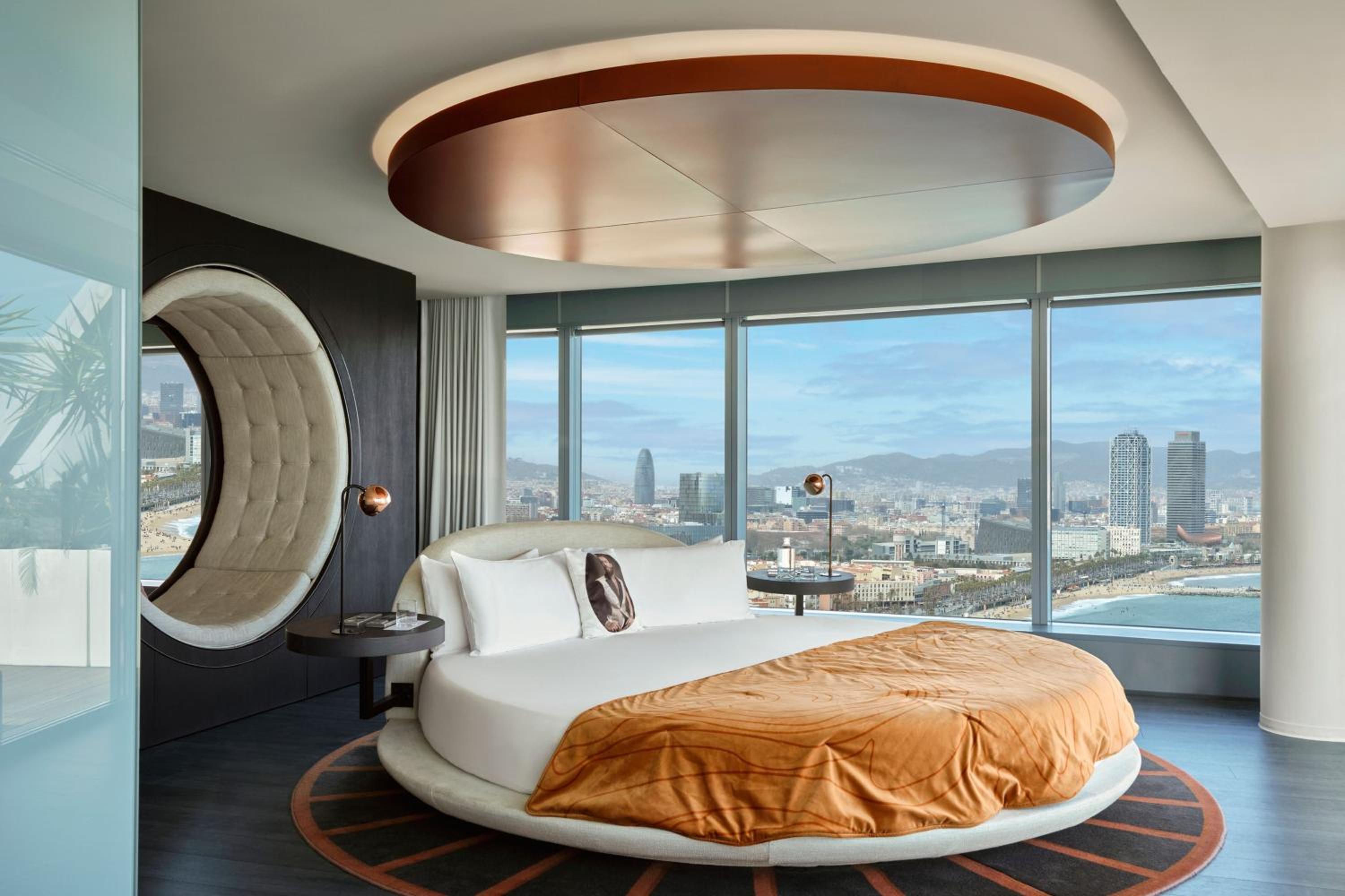 Wow Two-Bedroom Suite with One King and Two Twin Beds