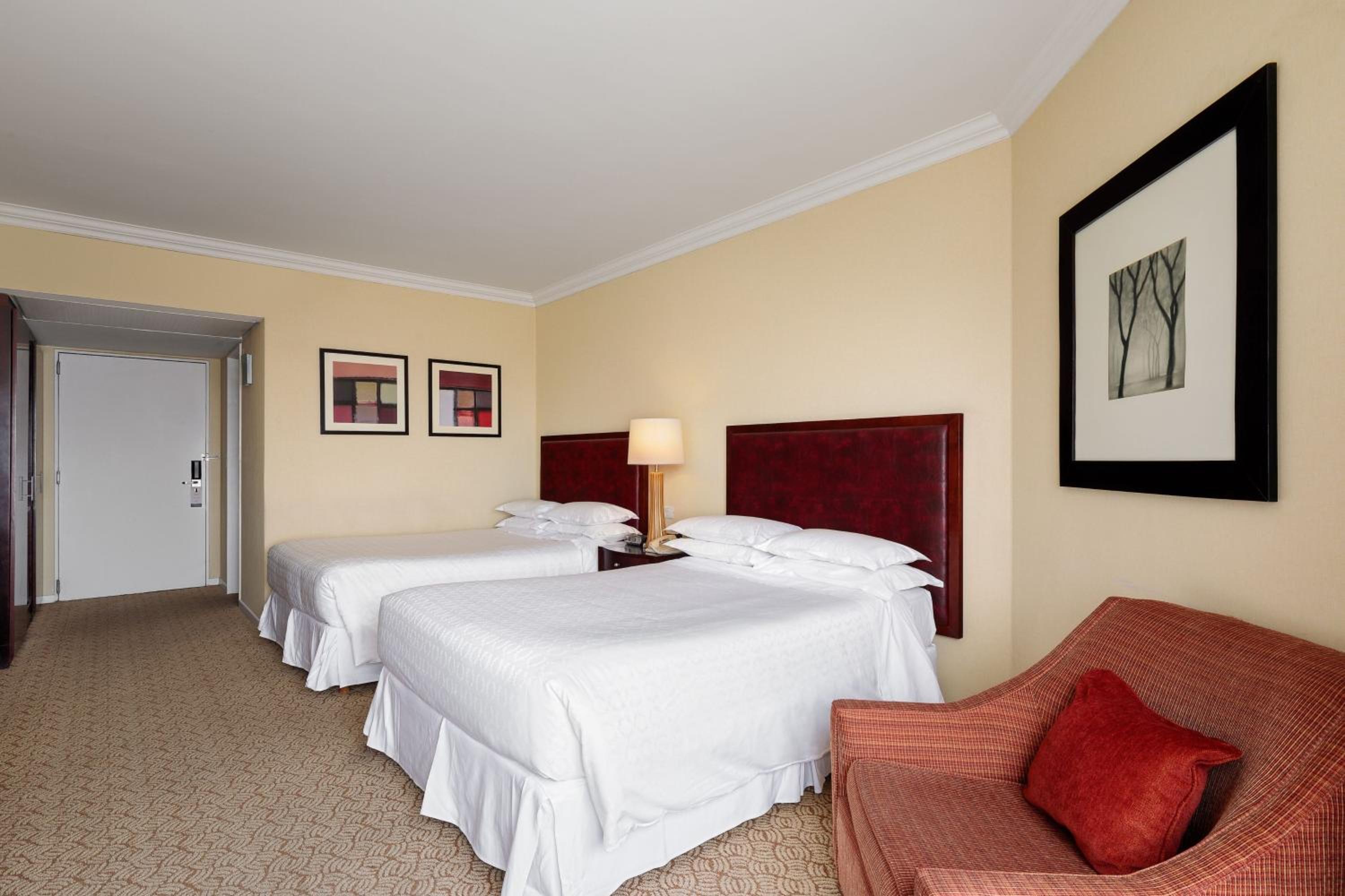 Twin Room - Club Lounge and Pool Access thumbnail 6