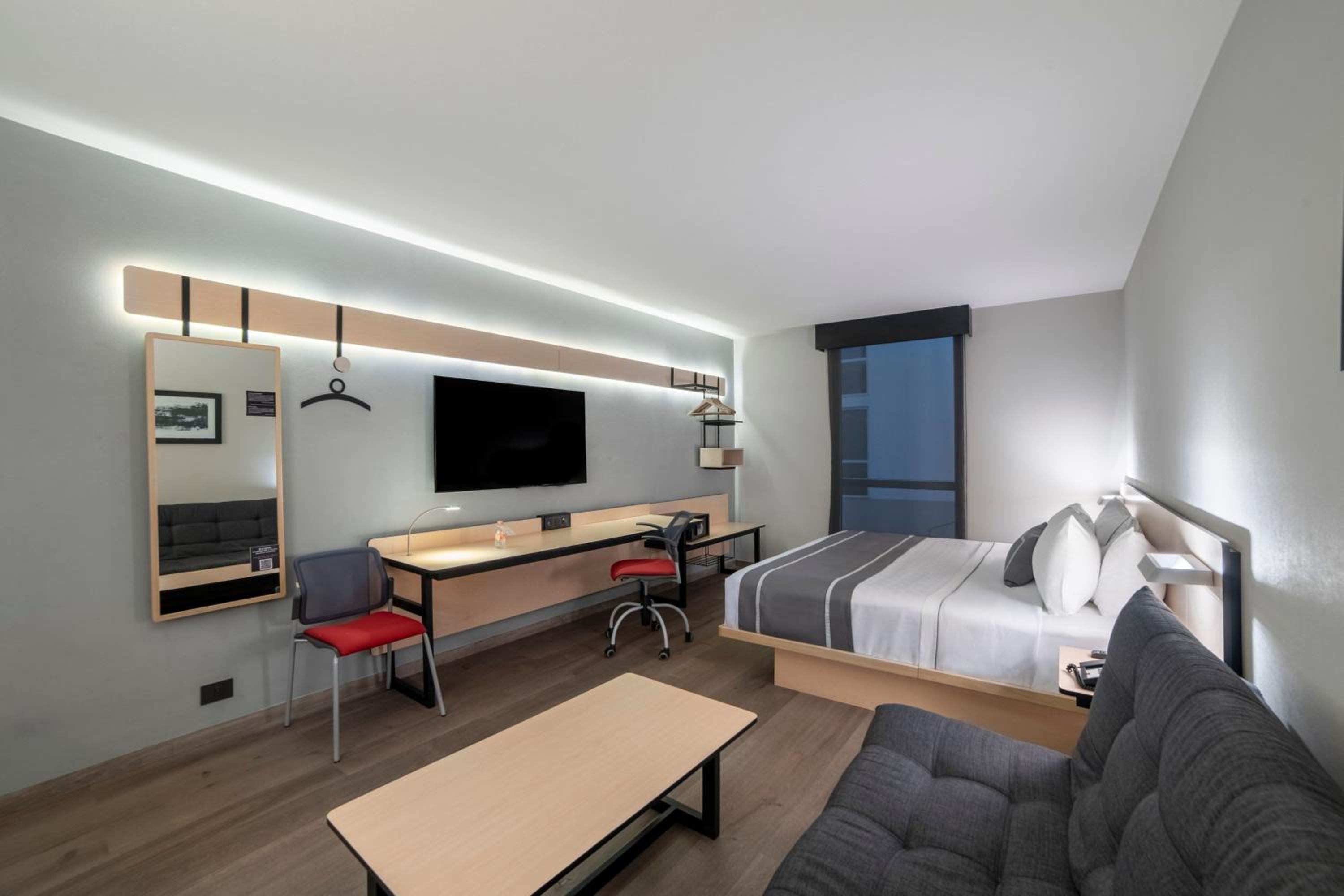 One-Bedroom King Suite with Sofa Bed  - Photo 3
