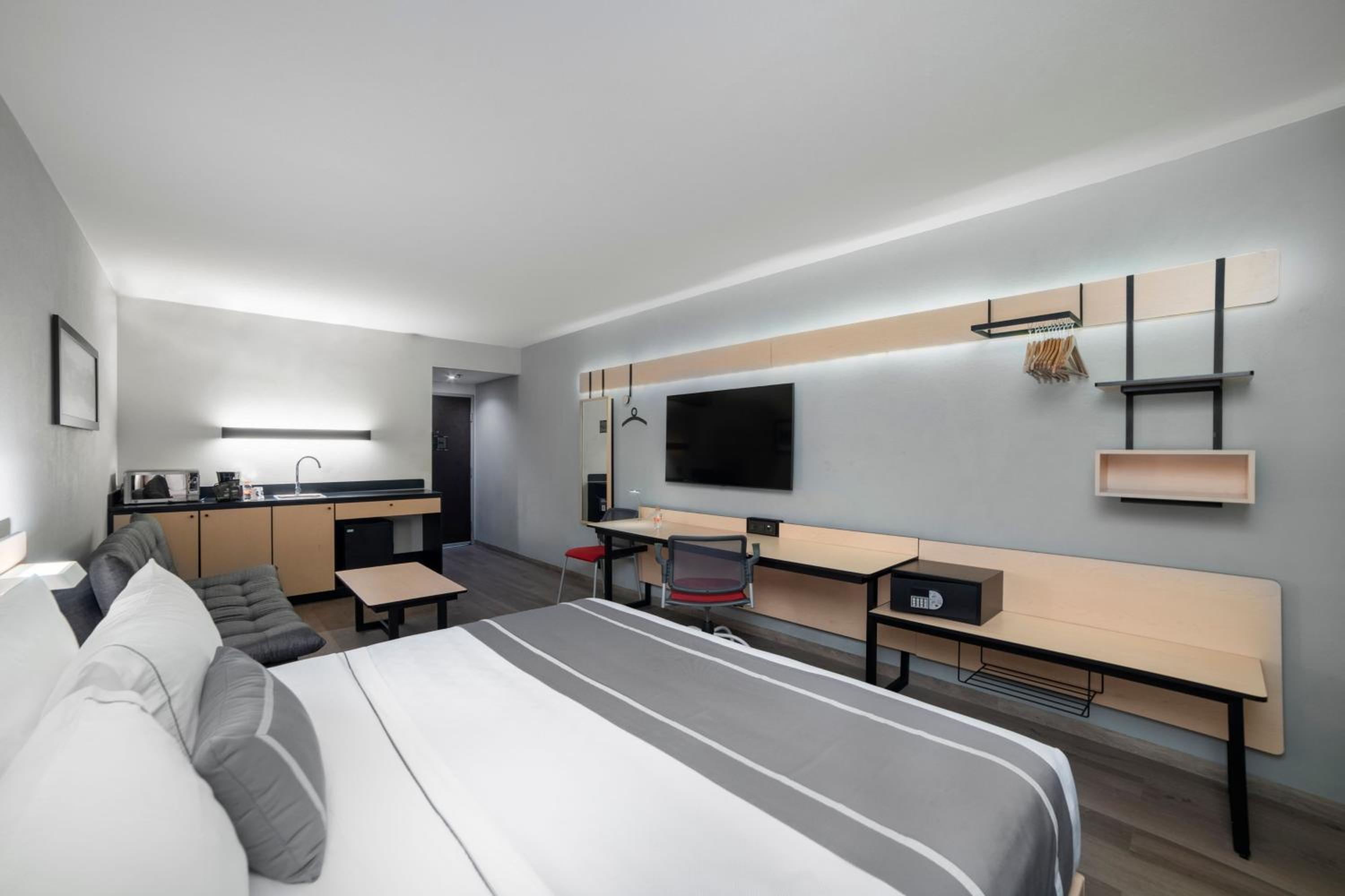One-Bedroom King Suite with Sofa Bed  - Photo 4