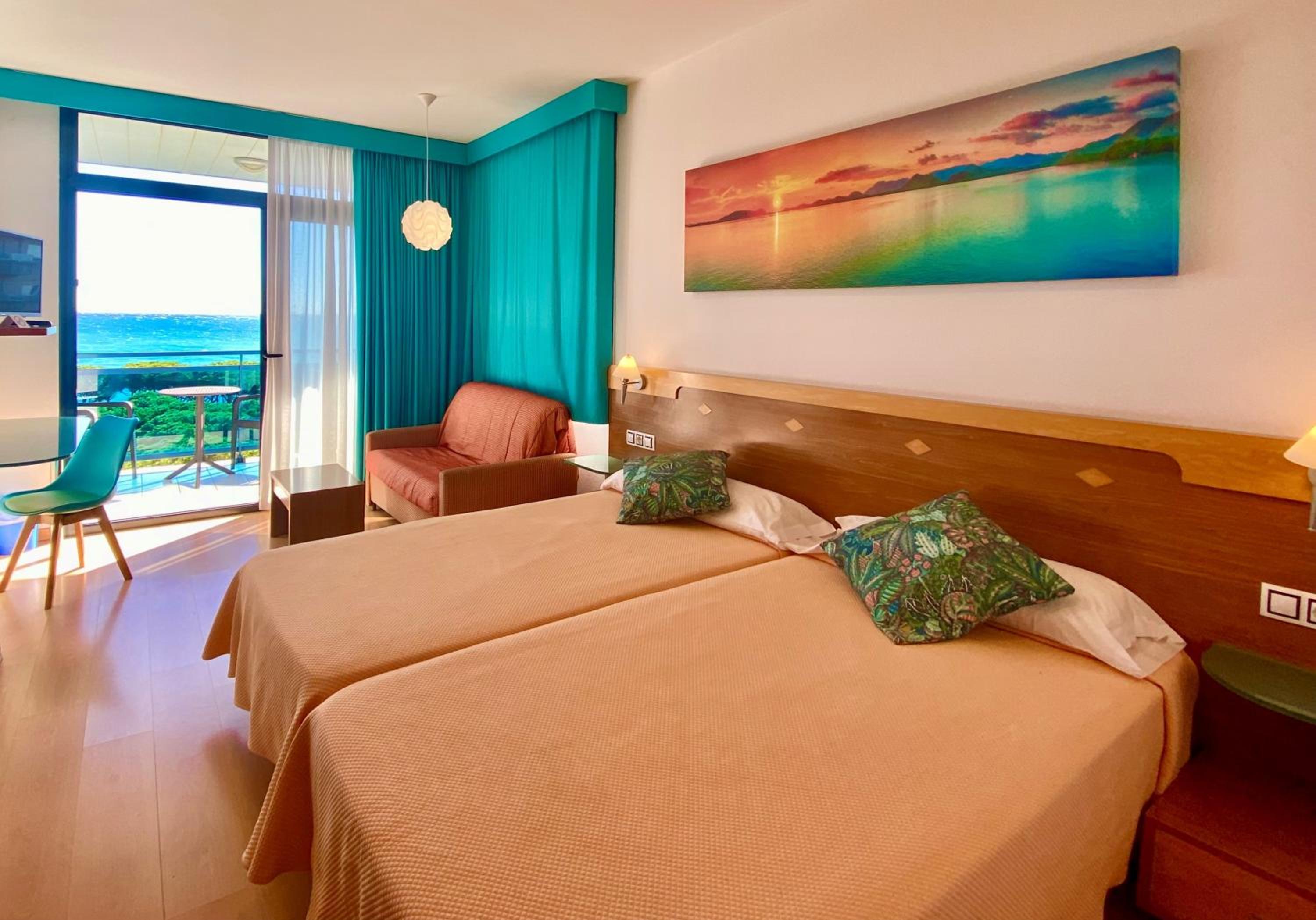 Habitación cuádruple con vista al mar (2 adultos + 2 niños)