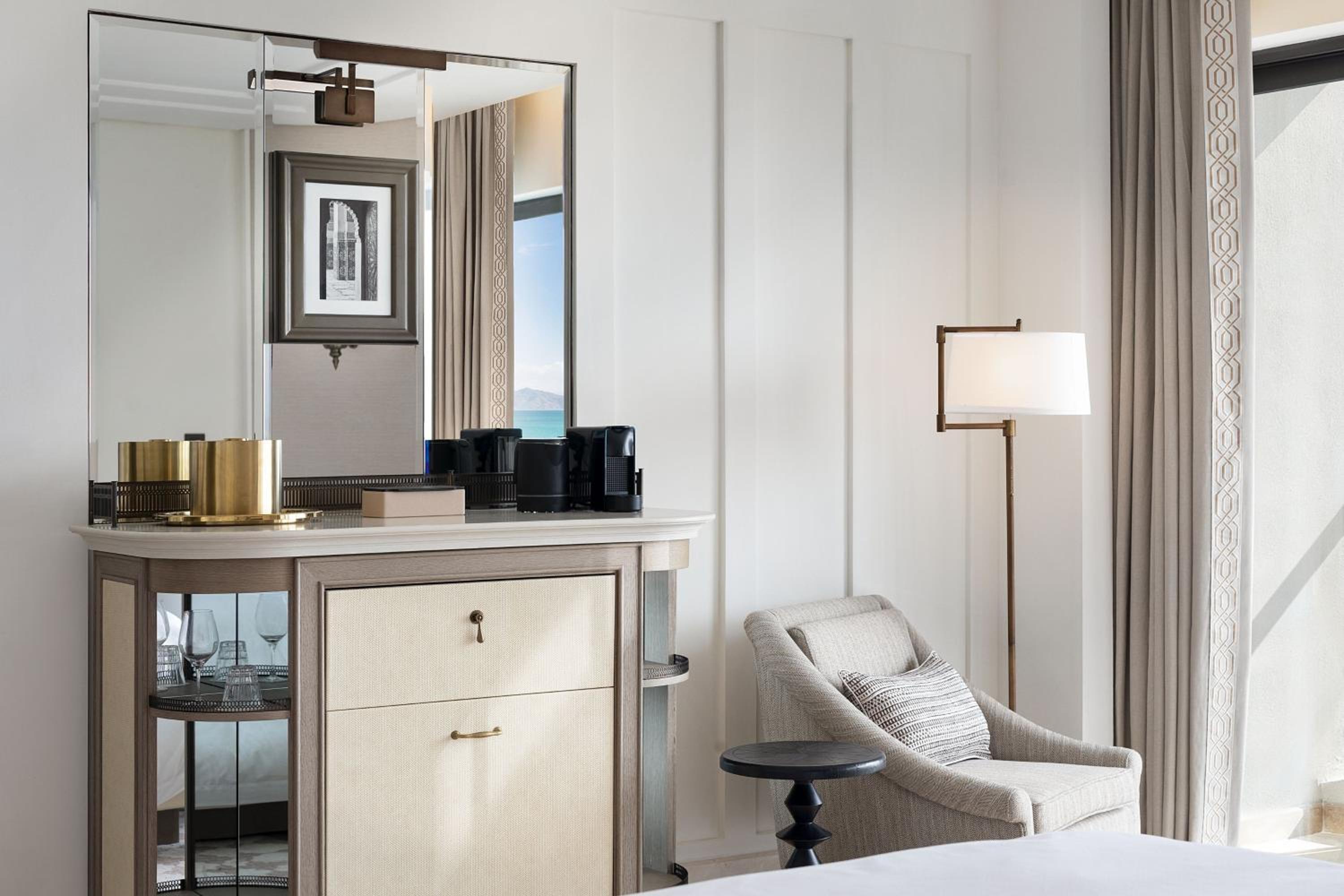 Superior King Room with Balcony - Seafront - Photo 5